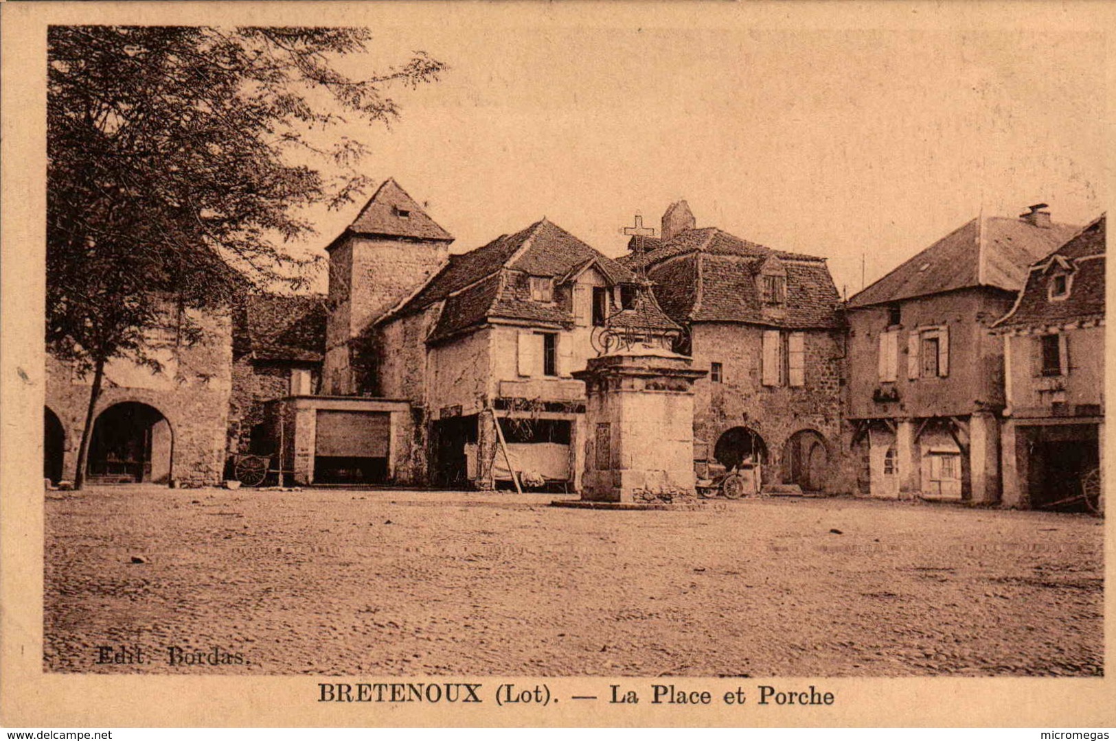 46 - BRETENOUX - La Place Et Le Porche - Bretenoux