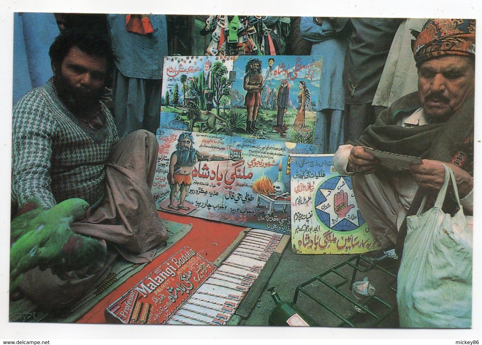 Pakistan--KARACHI -- Diseurs De Bonne Aventure --Astrologer Pastends Of Future Of His Clients (animée) - Pakistan