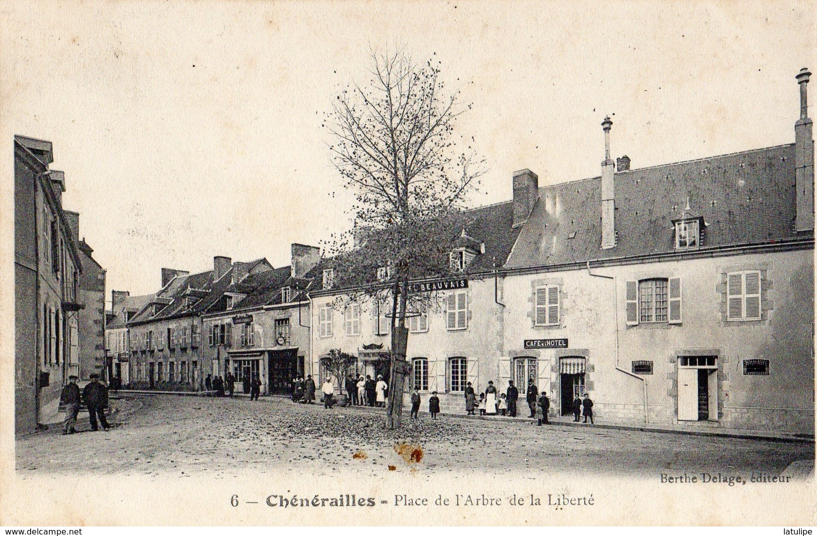 Chenerailles  23   La Place De L'Arbre De La Liberté-et Rue Tres Tres Animées-Café-Hotel_Epicerie Et Horloger - Chenerailles