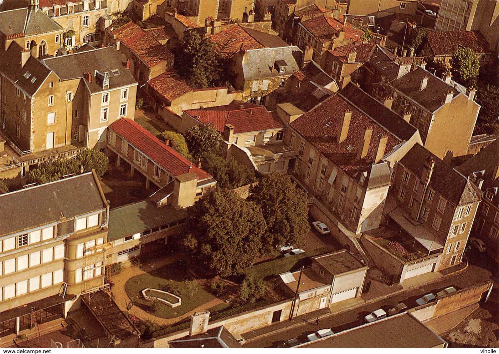 D-19-582 : POITIERS. CLINIQUE DE LA PROVIDENCE. RUE DU MOULIN A VENT. VUE AERIENNE. - Poitiers