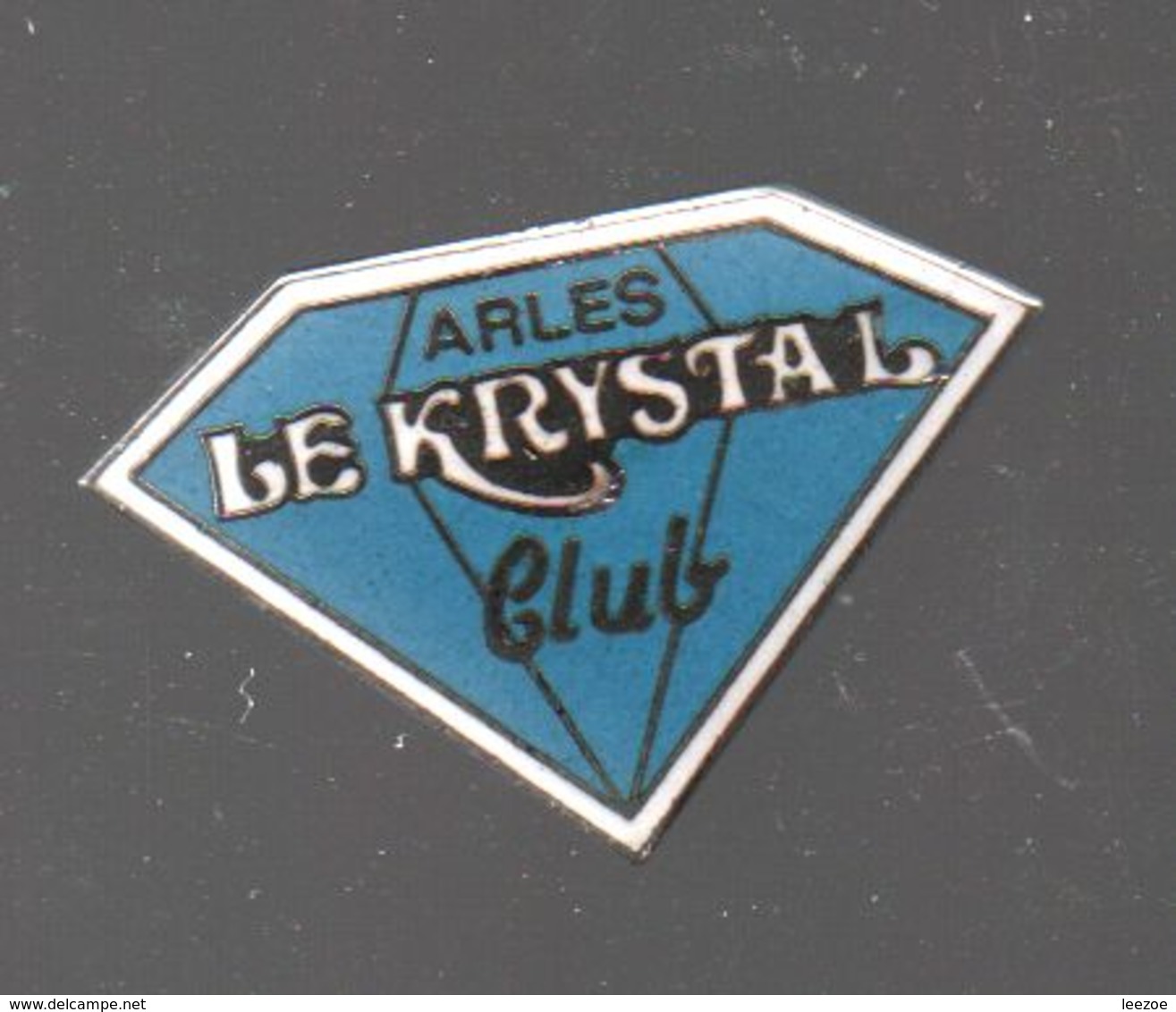 Pin's ARLES.CLUB DISCOTHEQUE LE KRYSTAL PAR LYGEA AIX EN PROVENCE.....BT4 - Villes