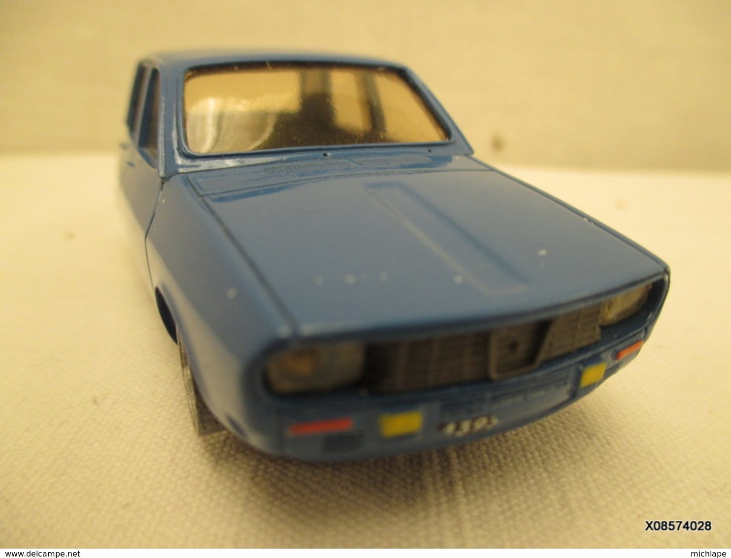 Voiture  Miniature 1/43 Em  RENAULT 12   Peinture D'origine Bleue     Tres Bon Etat - Jouets Anciens