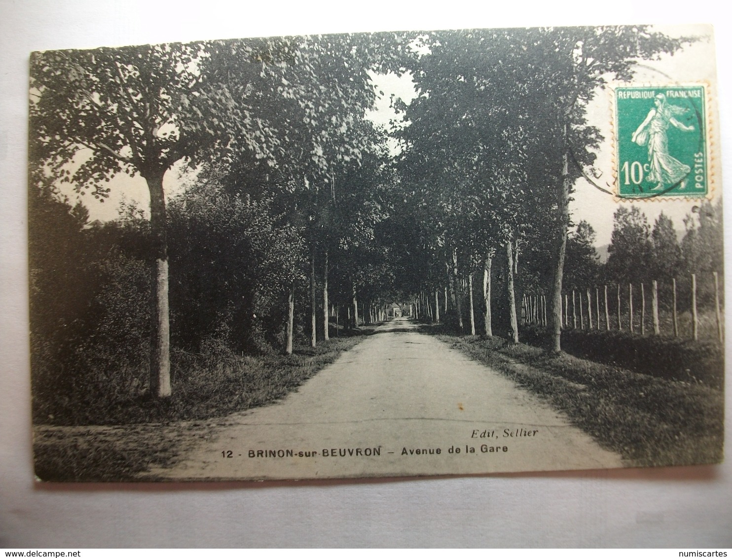 Carte Postale Brinon Sur Beuvron (58) Avenue De La Gare (Petit Format Noir Et Blanc Oblitérée Timbre 10 Centimes ) - Brinon Sur Beuvron