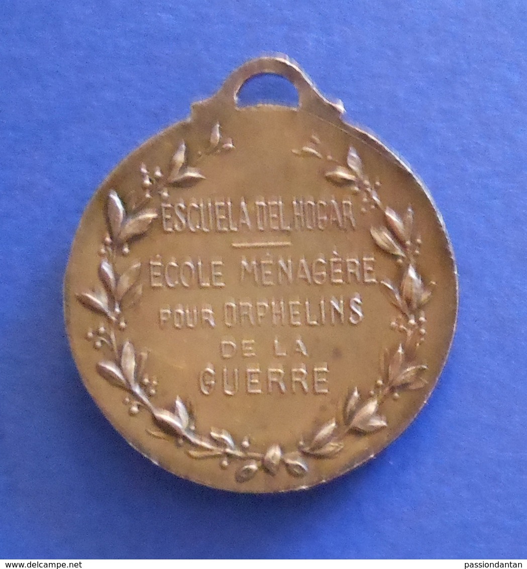 Médaille En Métal Jaune - École Ménagère Pour Orphelins De Guerre - École Uruguay France à Avon - Professionnels / De Société