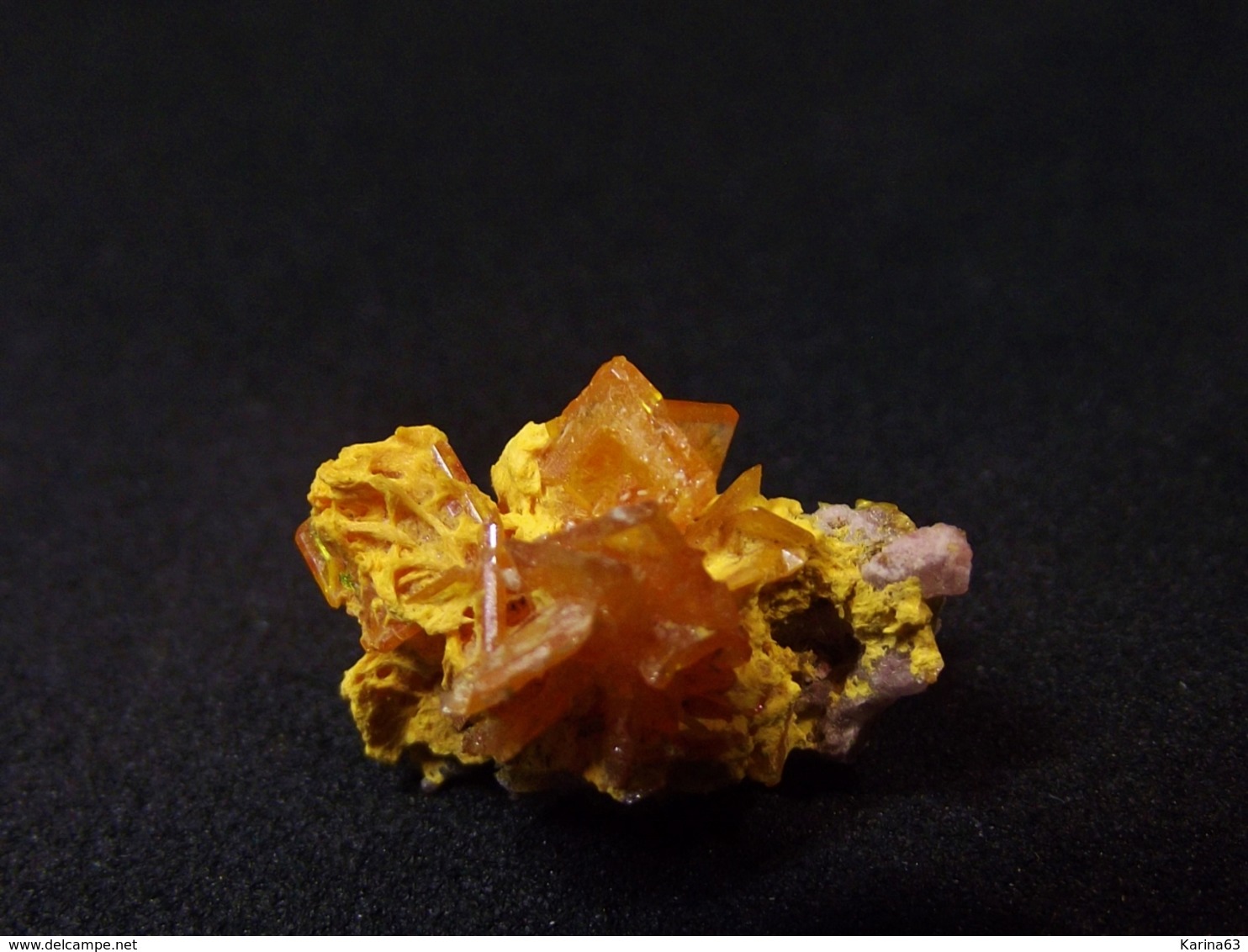 Wulfenite  ( 1.5 X 0.5 X 0.5cm) - Old Yuma Mine- Pima Co. - Arizona - USA - Minéraux