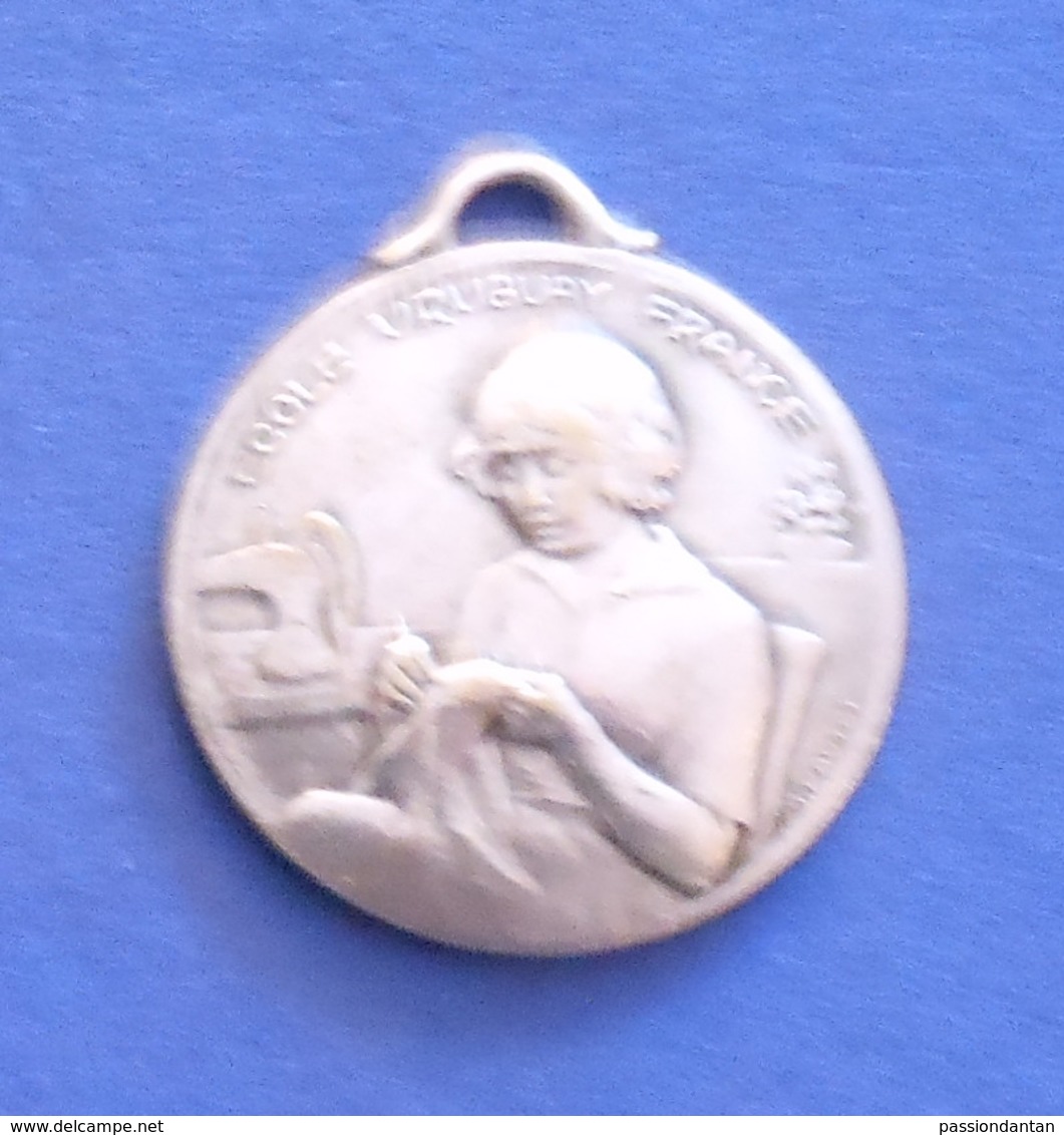 Médaille En Métal Blanc - École Ménagère Pour Orphelins De Guerre - École Uruguay France à Avon - Professionnels / De Société