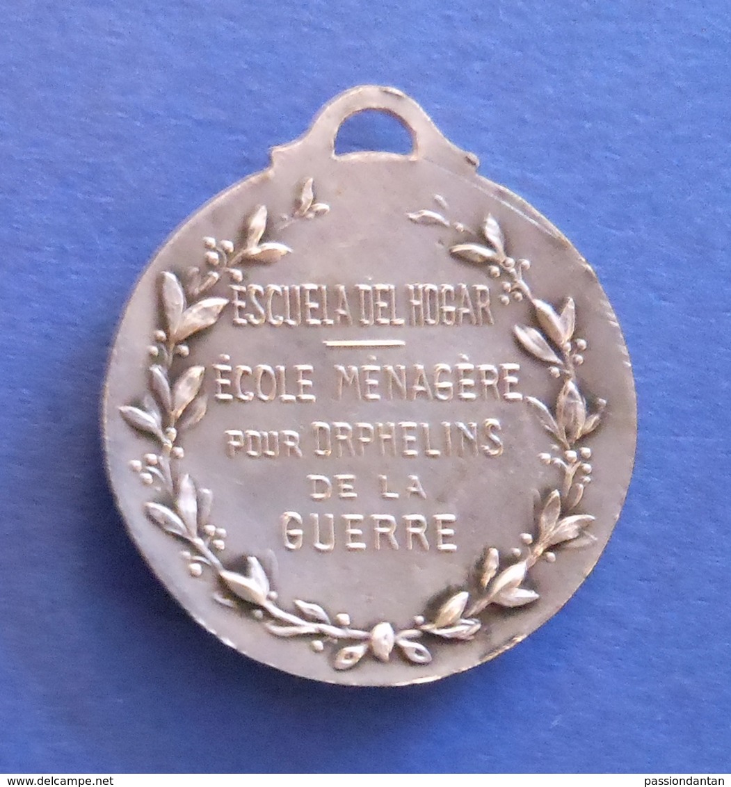 Médaille En Métal Blanc - École Ménagère Pour Orphelins De Guerre - École Uruguay France à Avon - Professionali / Di Società