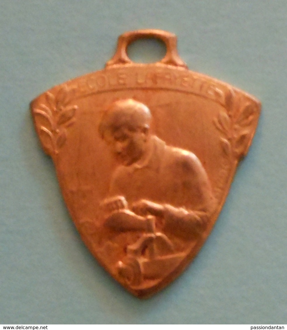 Médaille En Métal Jaune - École Lafayette Pour Orphelins De Guerre à Champagne Sur Seine - Professionals / Firms