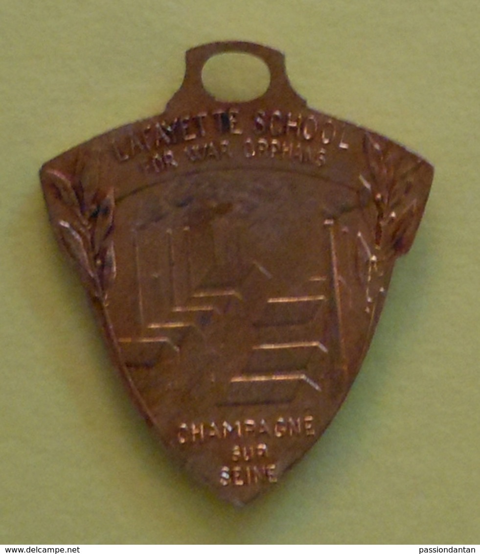 Médaille En Métal Jaune - École Lafayette Pour Orphelins De Guerre à Champagne Sur Seine - Professionnels / De Société