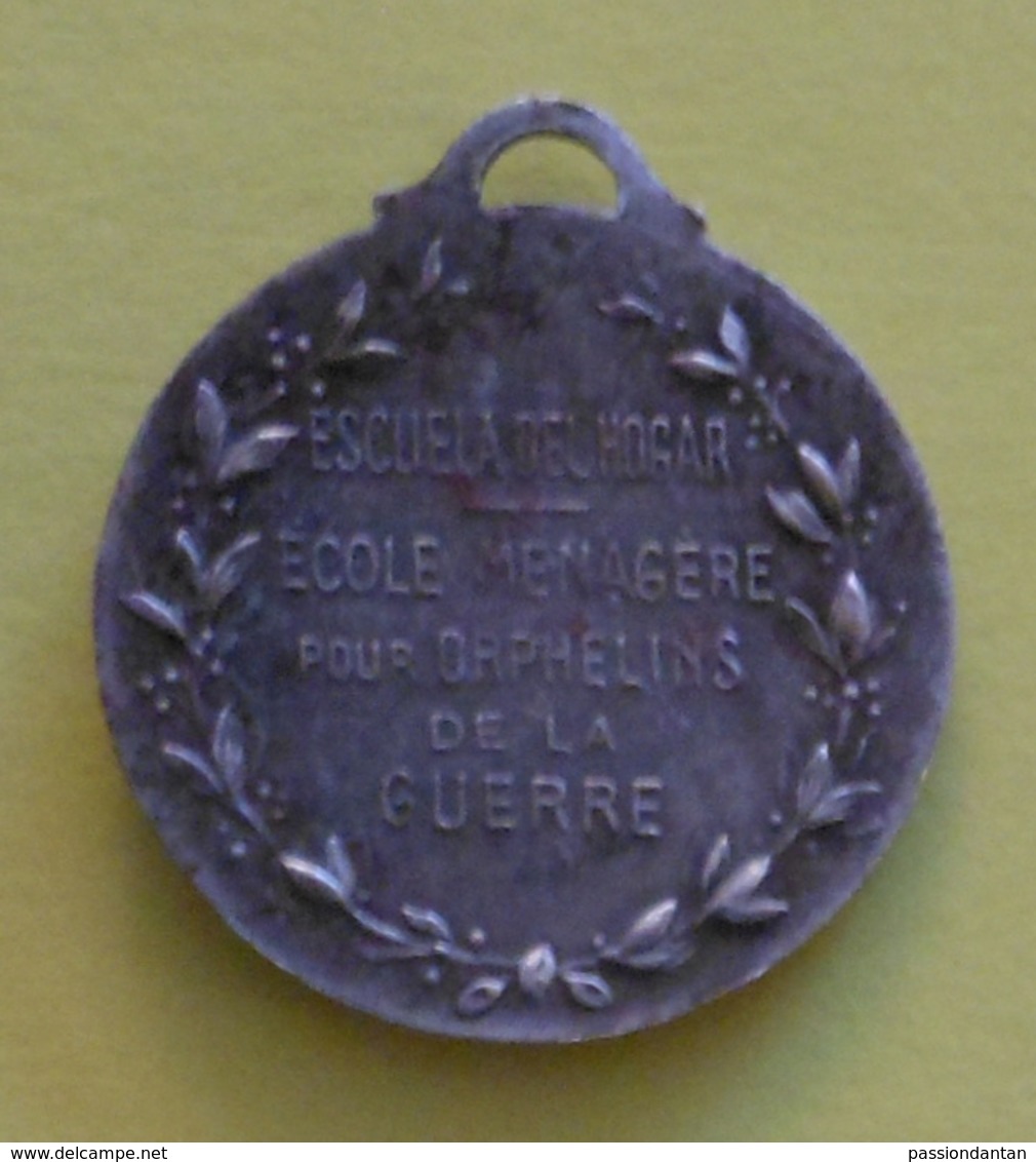 Médaille En Métal Blanc - École Ménagère Pour Orphelins De Guerre - École Uruguay France à Avon - Professionnels / De Société