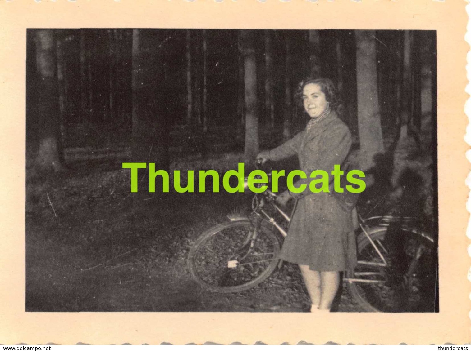 ANCIENNE PHOTO VINTAGE SNAPSHOT 5 CM X 7 CM  FEMME  LADY FORET DE SOIGNIES VELO BICYCLETTE - Personnes Anonymes