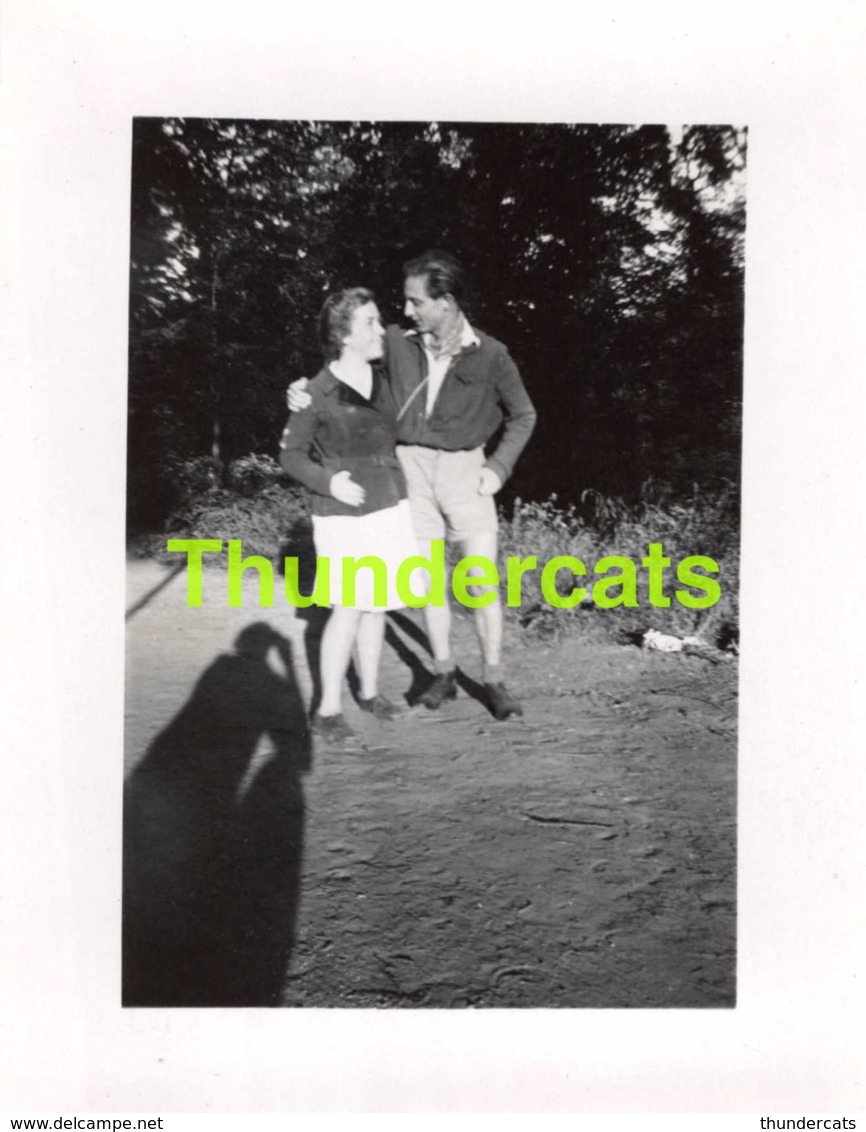 ANCIENNE PHOTO VINTAGE SNAPSHOT 6 CM X 7,5 CM  EN PROMENADE EN FOREST COUPLE HOMME FEMME LADY MAN - Personnes Anonymes