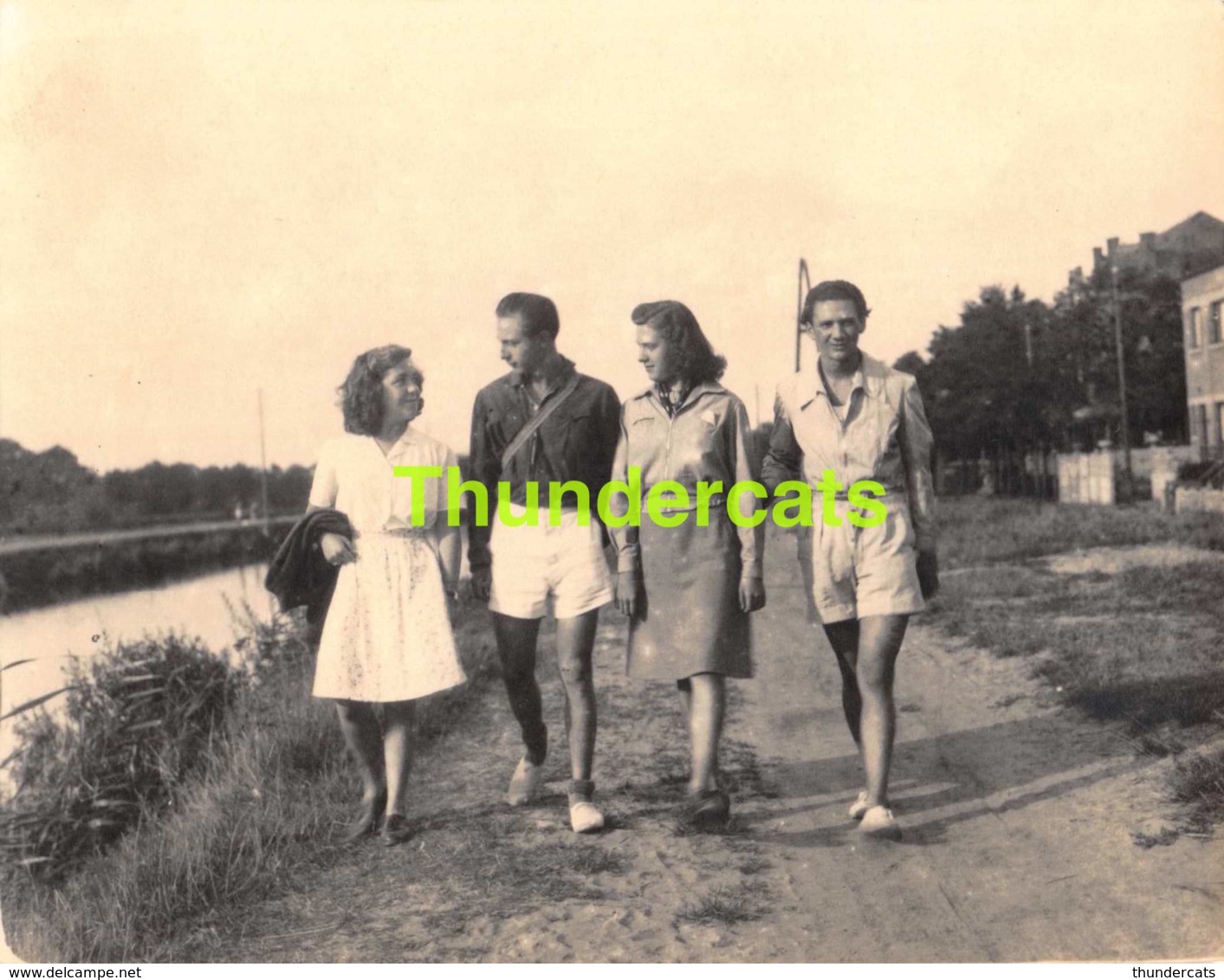 ANCIENNE PHOTO VINTAGE SNAPSHOT 10 CM X 7 CM  LE LONG DU CANAL SCHOTEN SCHOOTEN ANVERS HOMME FEMME - Personnes Anonymes