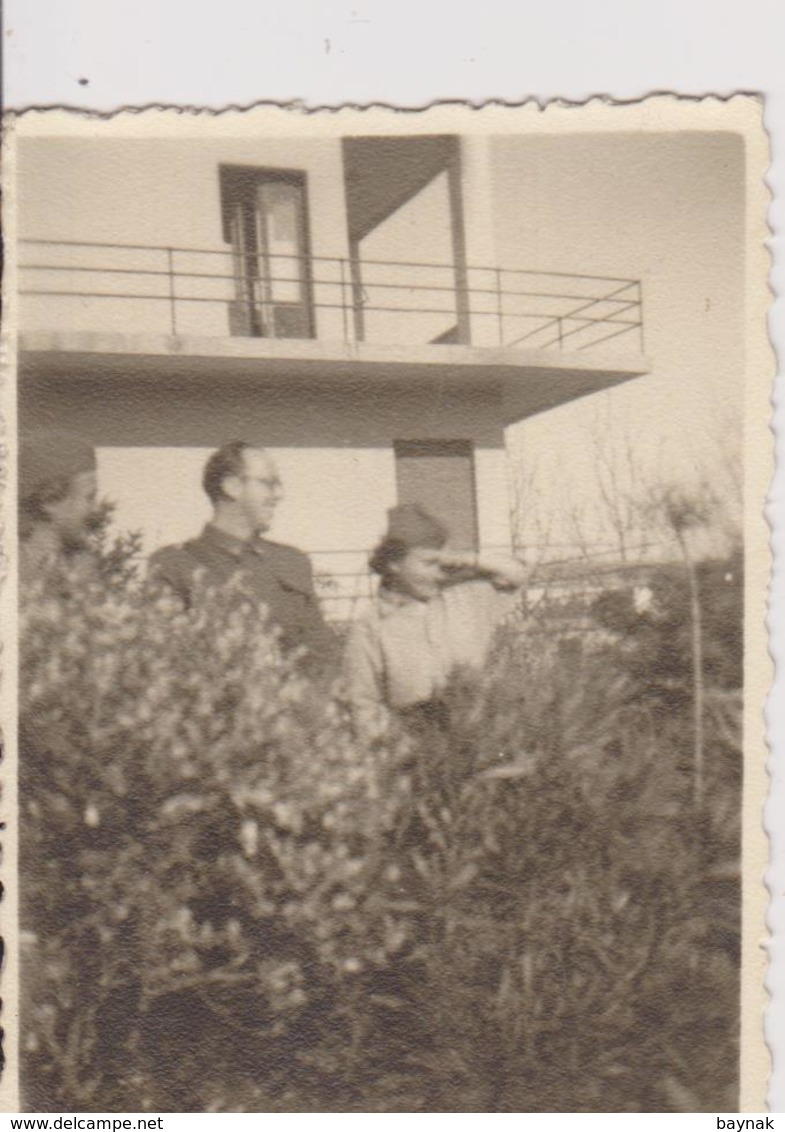 CROATIA, ZADAR   --  JNA, YUGOSLAV OFFICER, & WOMAN PARTISAN,  MART 1945  ~~  ORIGINAL PHOTO  ~~ 7,7 Cm X 5,5 Cm - Sonstige & Ohne Zuordnung