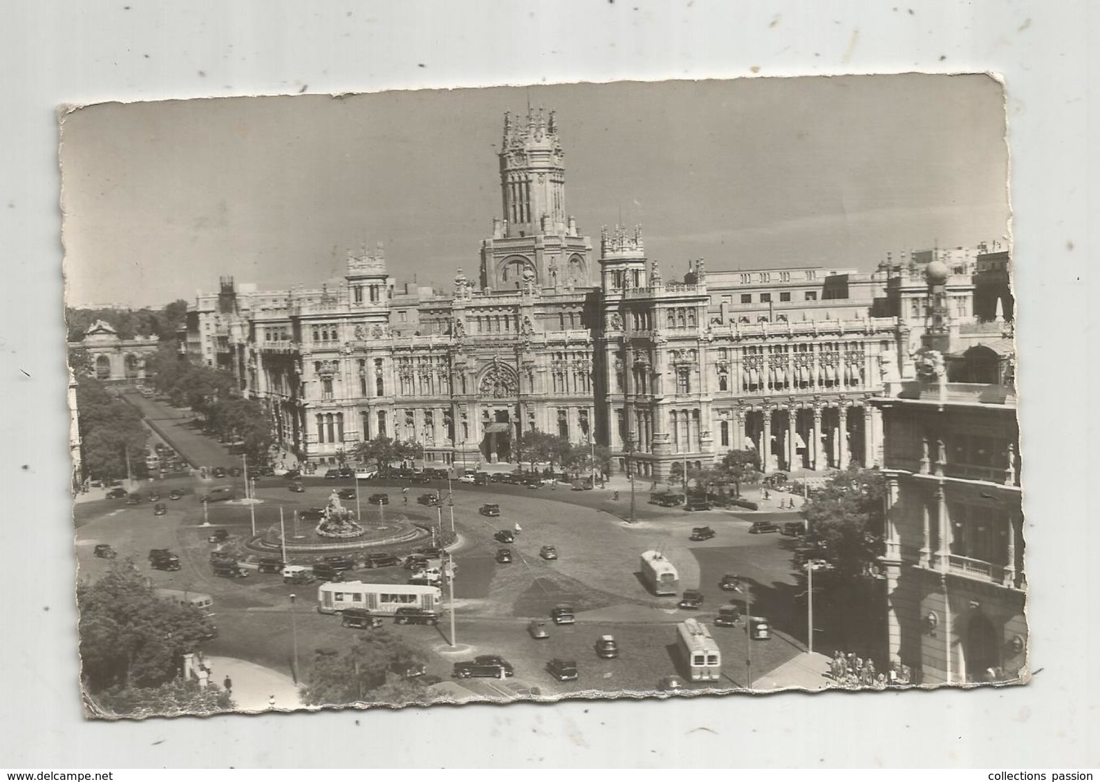 Cp , CHEMIN DE FER,  Tramways , Espagne ,Madrid , Plaza De La CIBELES Y Palacio De Communicaciones, Voyagée - Tramways