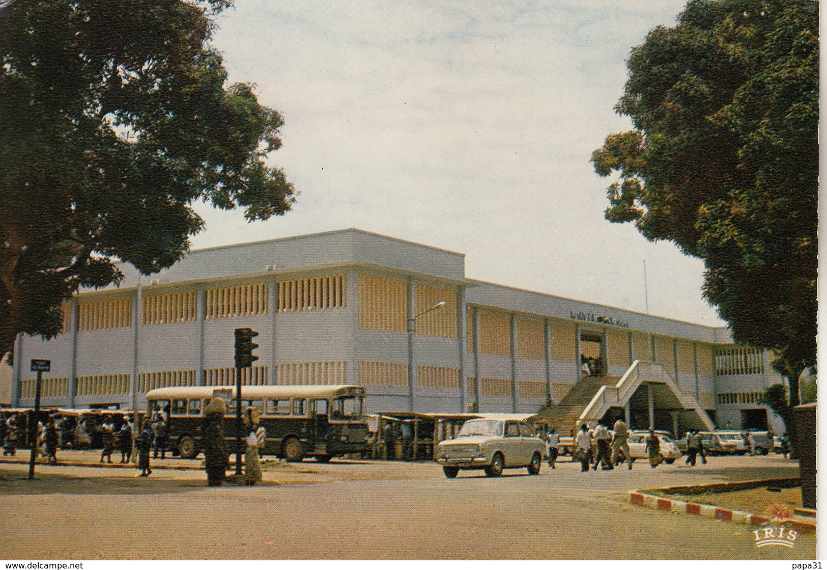 BANGUI  Le Marché Bokassa Avec Bus,automobiles... - Centraal-Afrikaanse Republiek