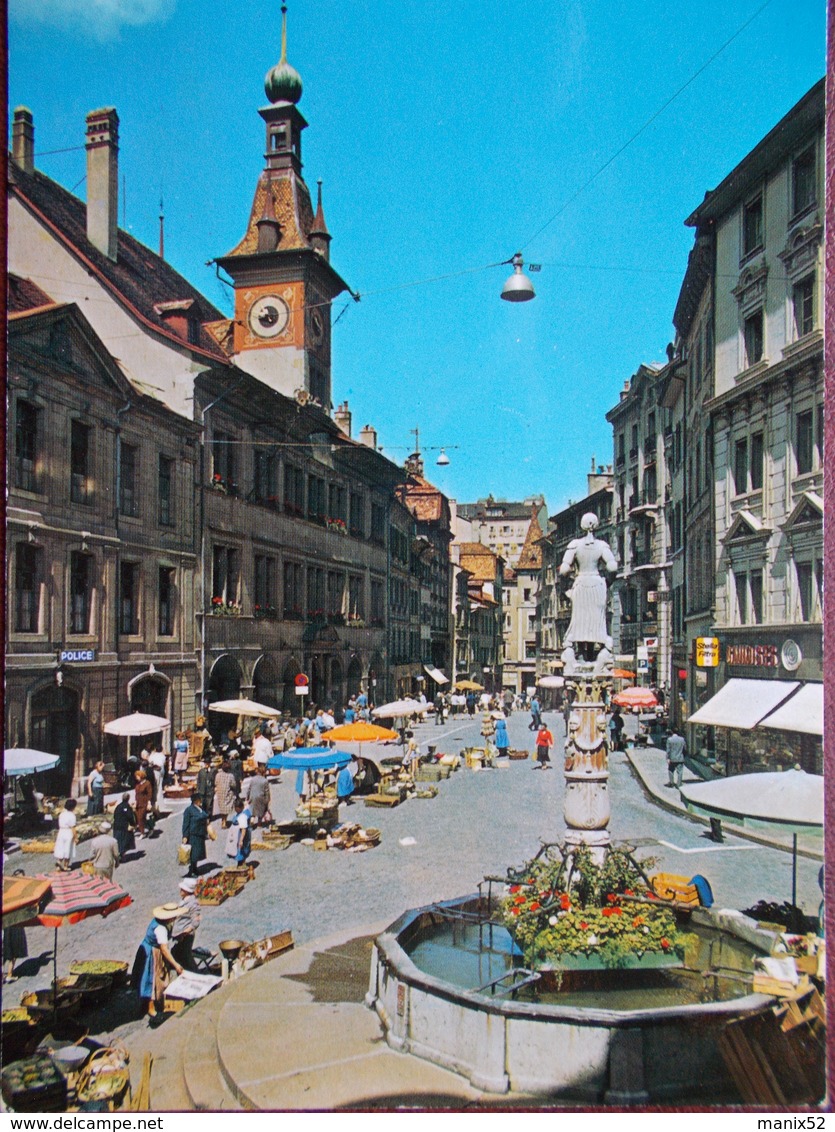 SUISSE - LAUSANNE - Place De La Palud, Hôtel De Ville Et Fontaine De La Justice. (Marché - Brocante) - Lausanne