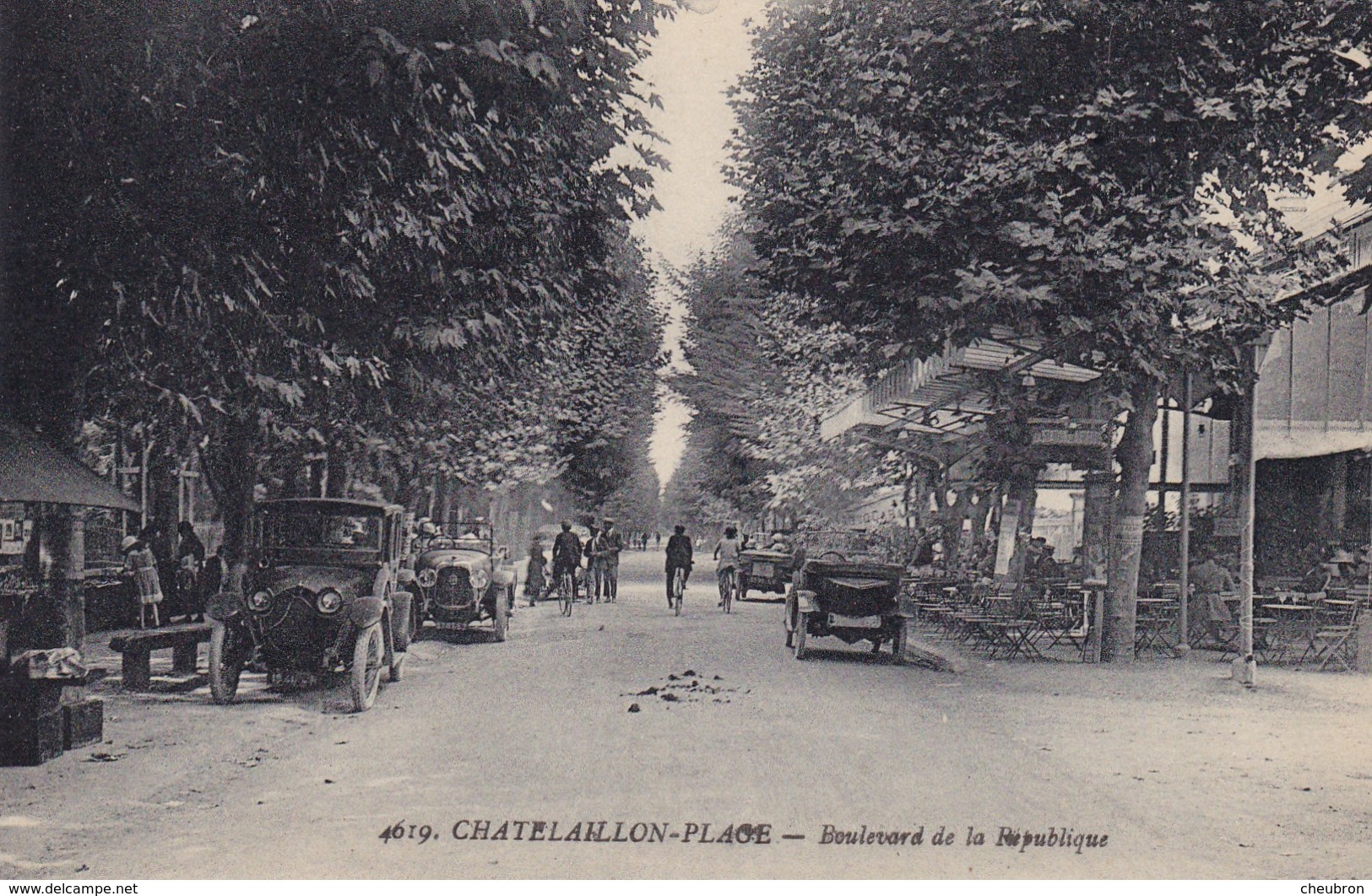 17. CHATELAILLON. CPA . BOULEVARD DE LA RÉPUBLIQUE. ANIMATION VOITURES EN STATIONNEMENT - Châtelaillon-Plage