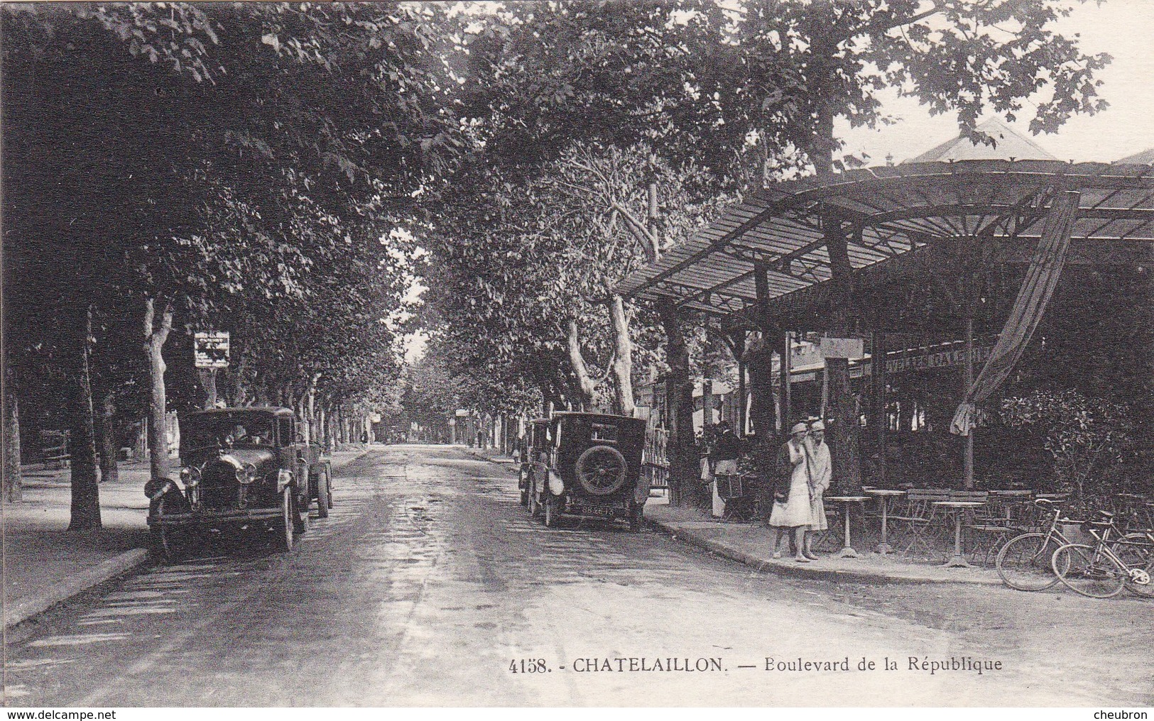 17. CHATELAILLON. CPA . BOULEVARD DE LA RÉPUBLIQUE. ANIMATION ET VOITURES EN STATIONNEMENT DEVANT LES NOUVELLES GALERIES - Châtelaillon-Plage