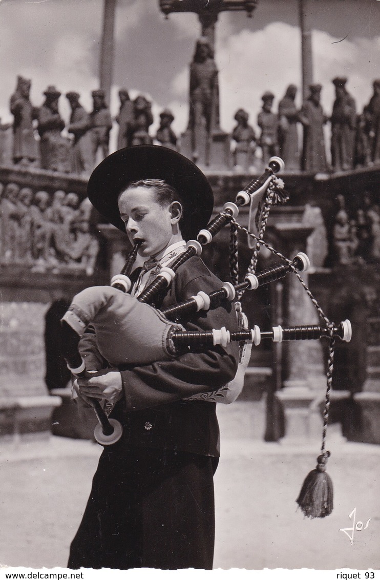 JEUNES DE BRETAGNE - Sonneur De Biniou De Plougastel-Daoulas - Music