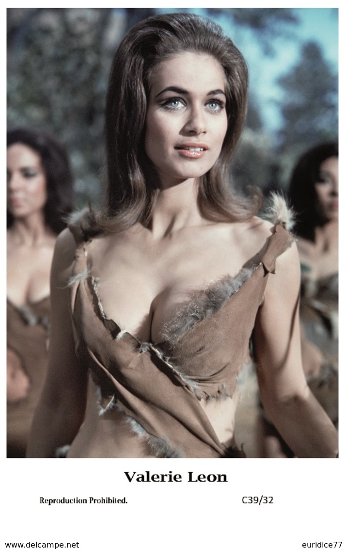 VALERIE LEON - Film Star Pin Up PHOTO POSTCARD - C39-32 Swiftsure Postcard - Artistes