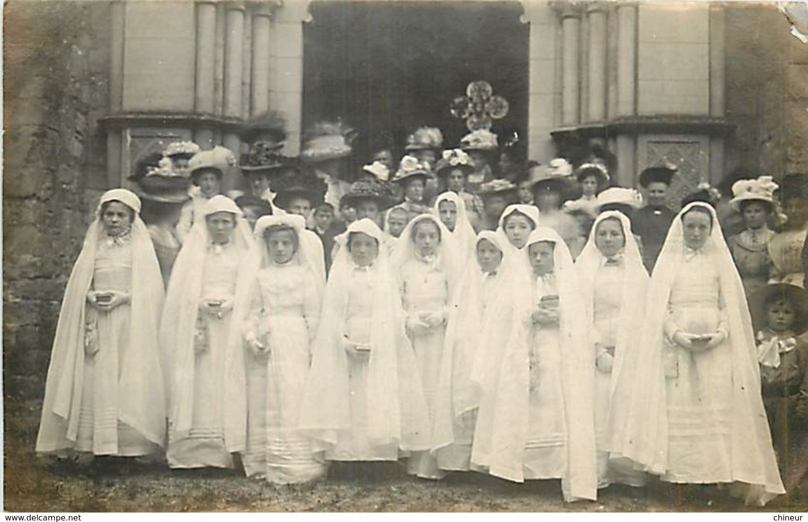 CARTE PHOTO OULCHY LE CHATEAU CEREMONIE DE COMMUNION SUR LE PARVIS DE L'EGLISE - Other & Unclassified