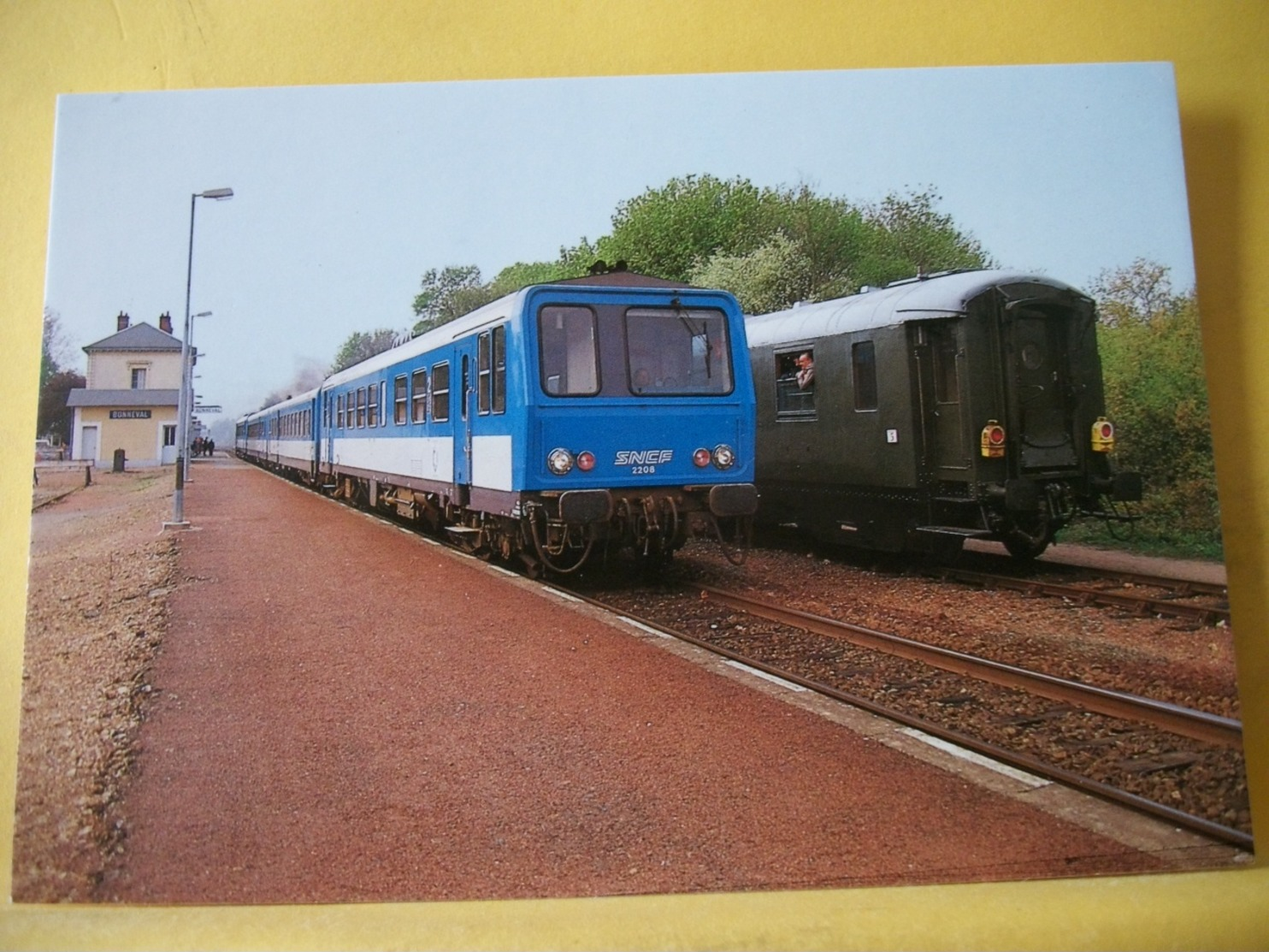 M2 7182 CPM - 28 BONNEVAL. LIGNE PARIS-CHATEAUDUN-TOURS. AUTORAIL X2208 CROISANT UN TRAIN SPECIAL LE 14 AVRIL 1991. - Gares - Avec Trains