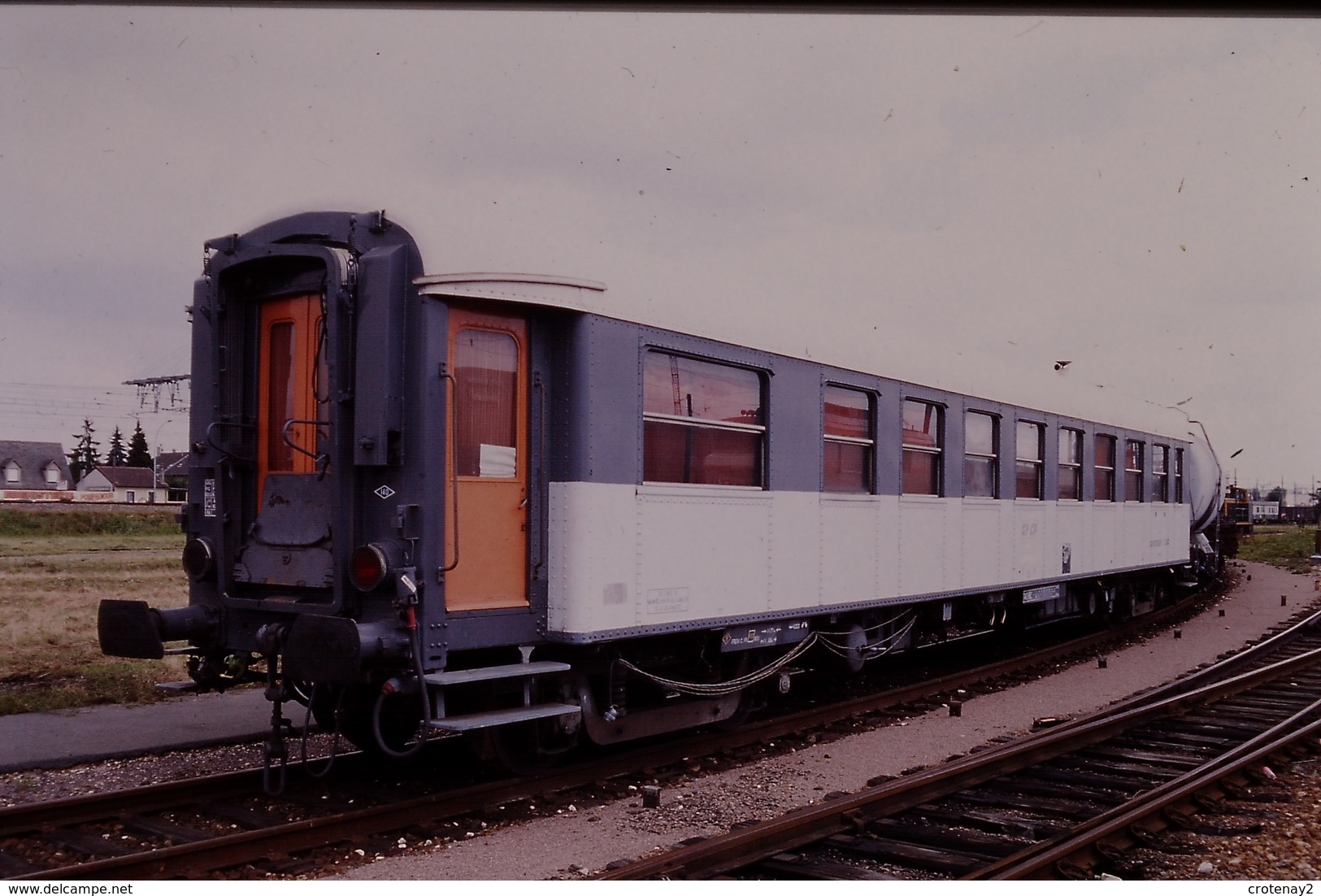 Photo Diapo Diapositive Slide Train Wagon Voiture De Service SNCF OCEM RA Le 07/07/1999 VOIR ZOOM - Diapositives (slides)