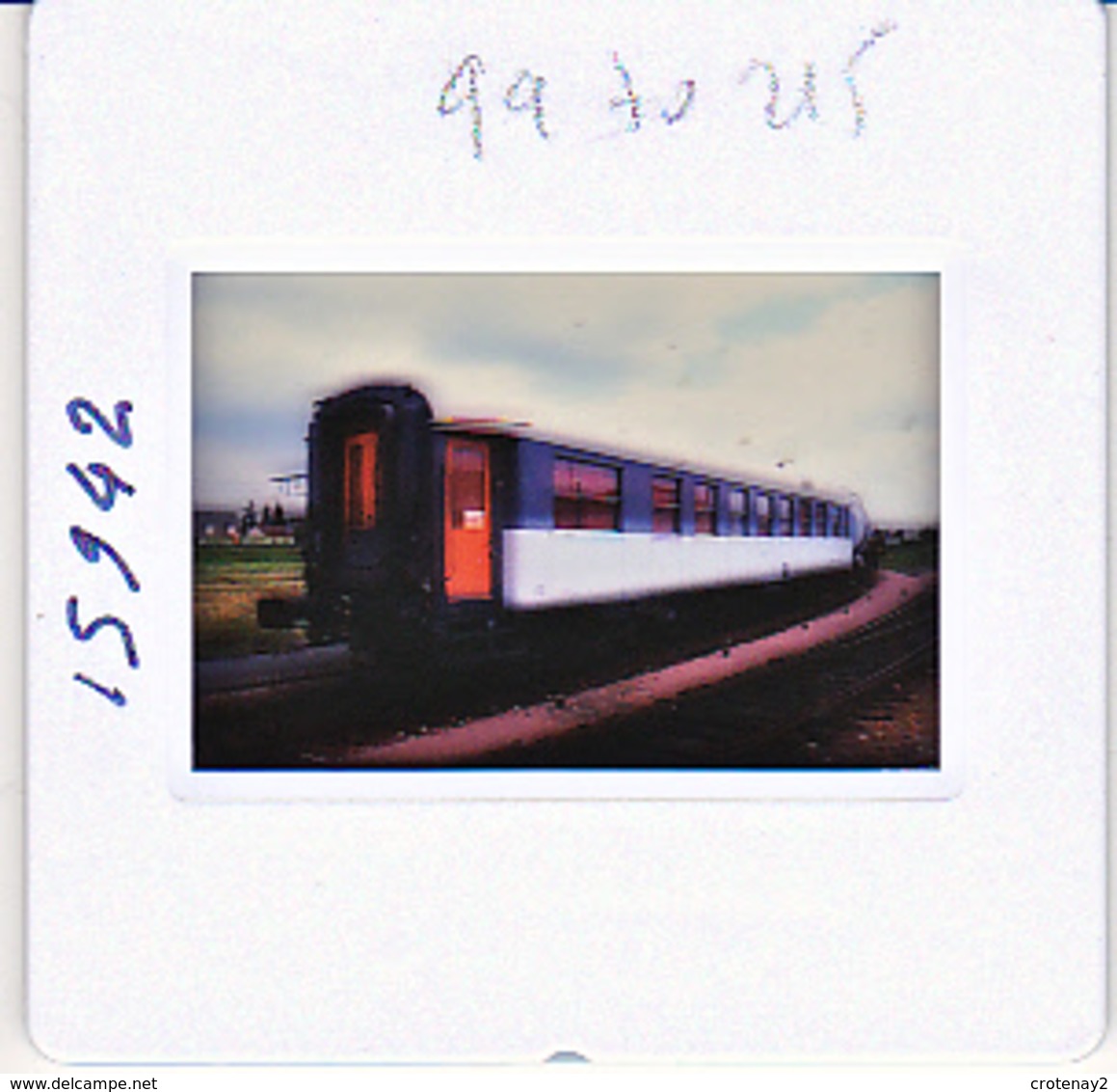 Photo Diapo Diapositive Slide Train Wagon Voiture De Service SNCF OCEM RA Le 07/07/1999 VOIR ZOOM - Diapositives (slides)