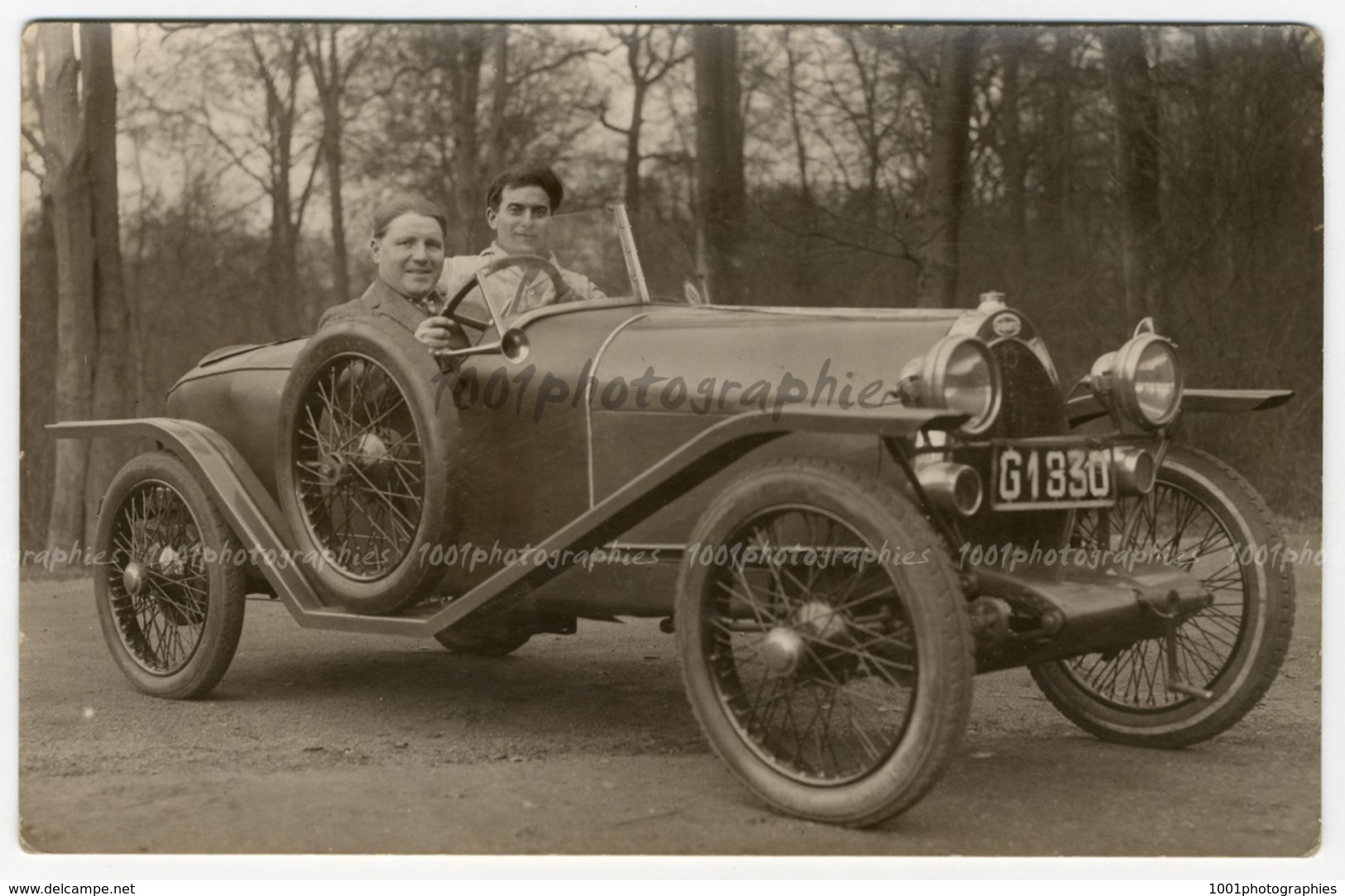 Photo-carte. Portrait De 2 Hommes Posant Dans Une Voiture. - Other & Unclassified