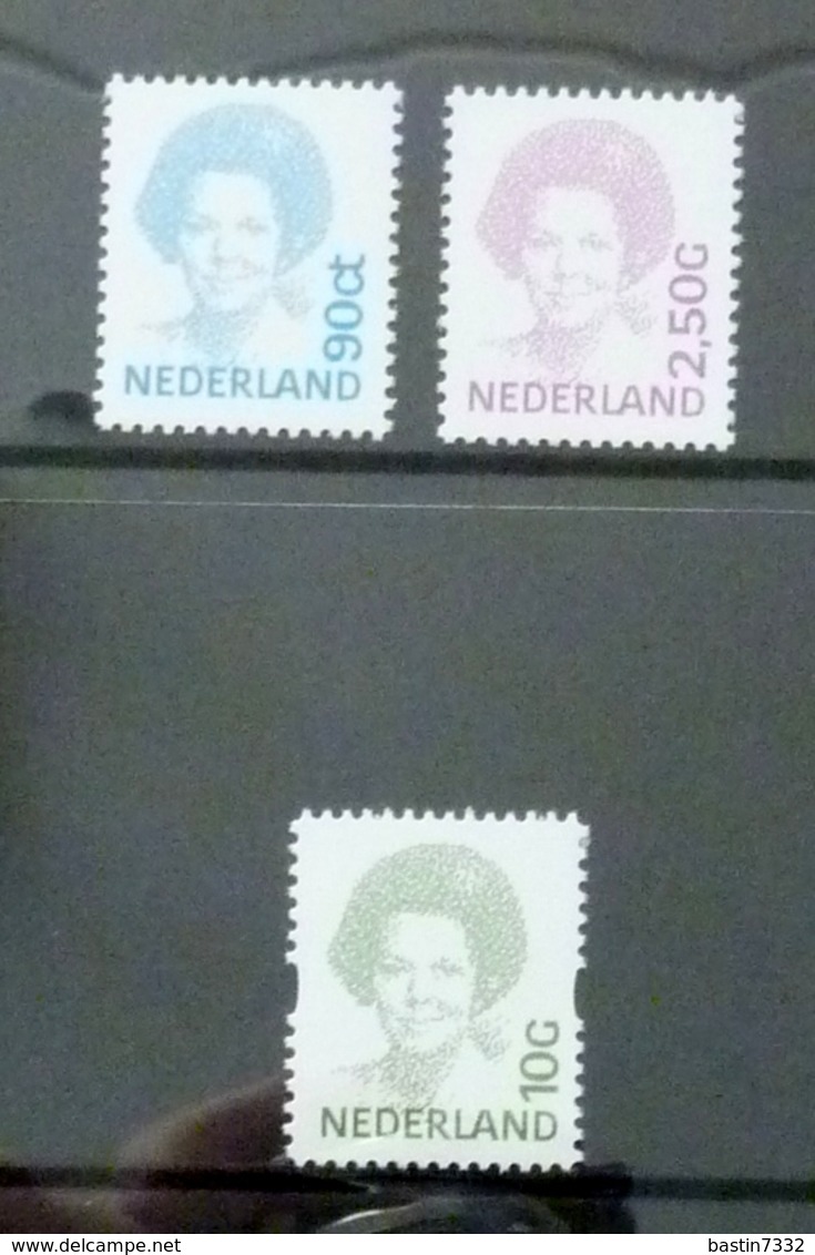 Netherlands/Pays-Bas collection in 3 stockbooks+yearsets+box with 70 booklets