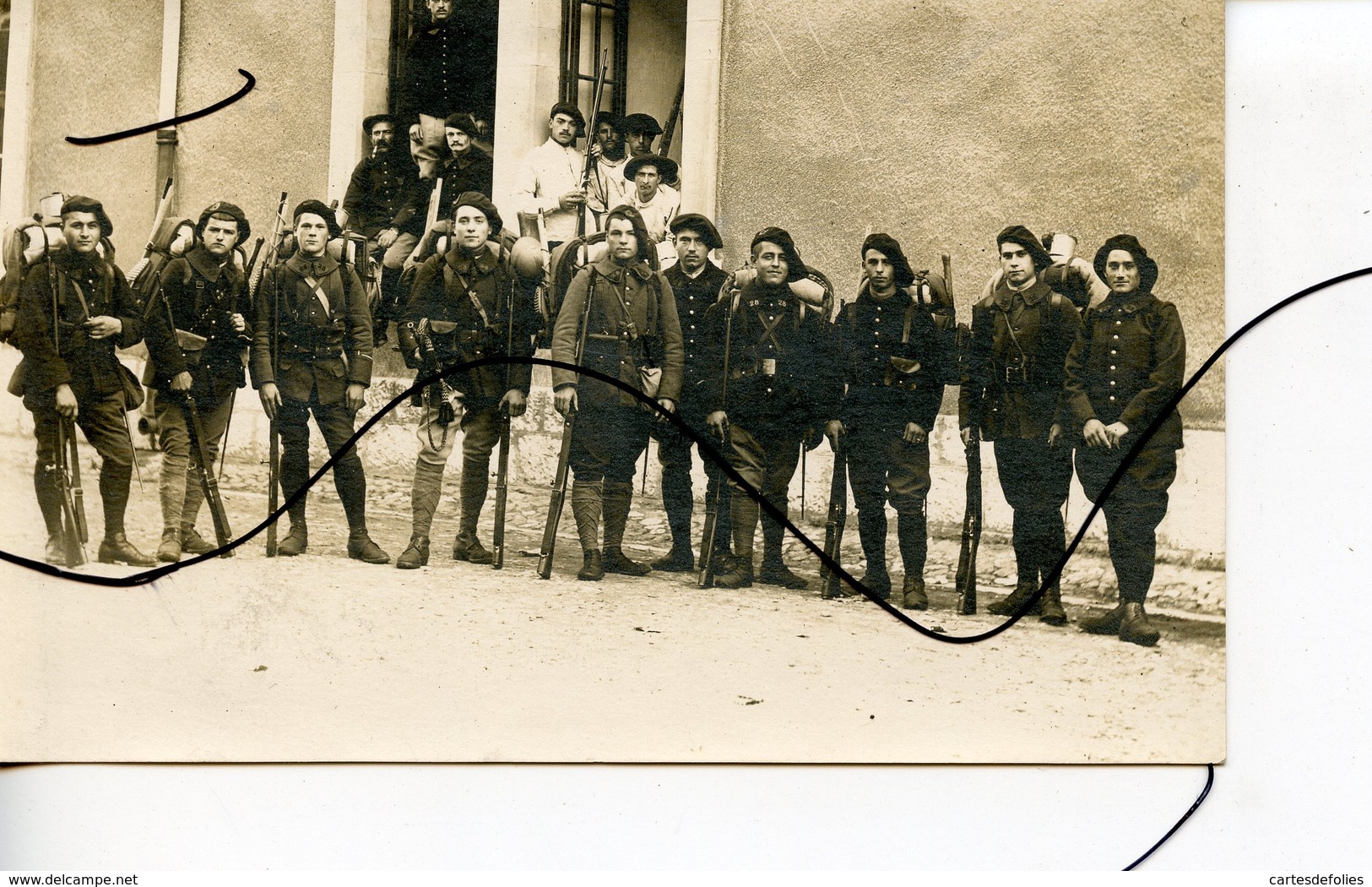 CARTE PHOTO. CPA. Photo De Groupe Soldats. Chasseur Alpin. Col Numéro 28. GRENOBLE - Photographie