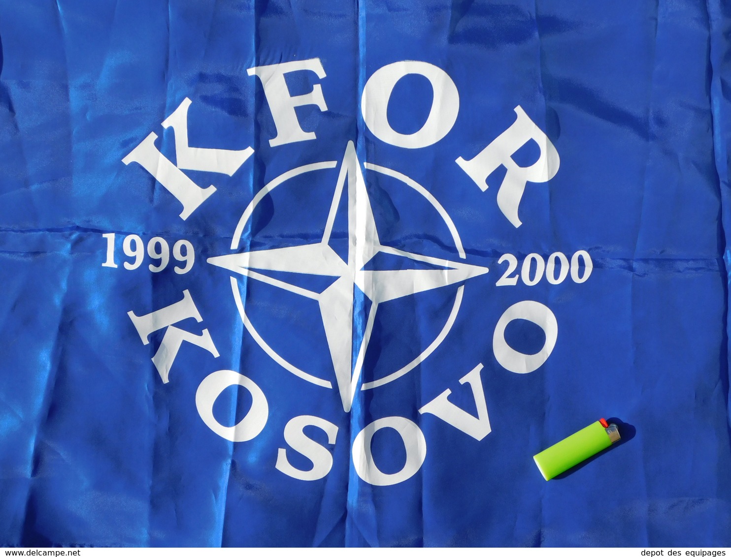 DRAPEAU K.F.O.R.  KOSOVO Années 1990 ............état Neuf - Flags