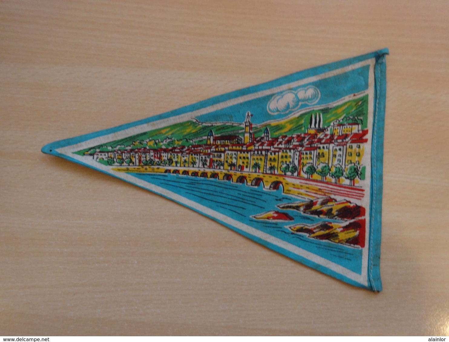 Fanion Touristique France MENTON   (vintage Années 60) - (Vaantje - Wimpel - Pennant - Banderin) - Obj. 'Souvenir De'