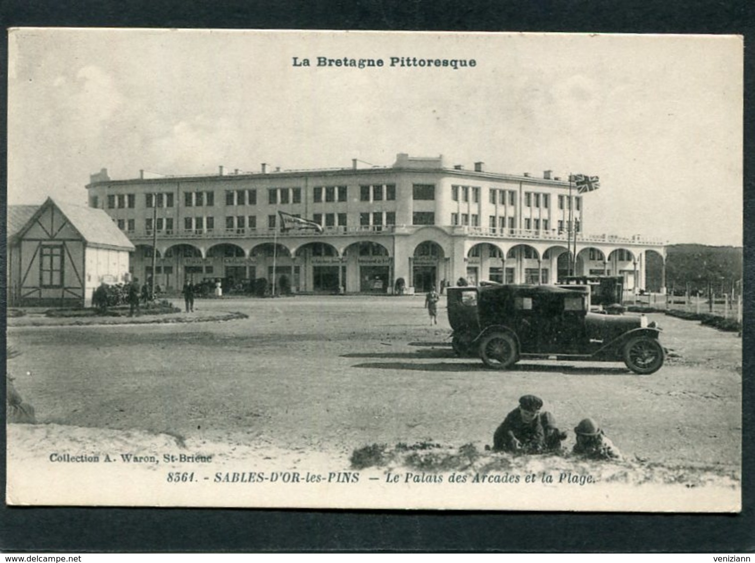 CPA - SABLES D'OR LES PINS - Le Palais Des Arcades, Animé - Automobiles - Autres & Non Classés