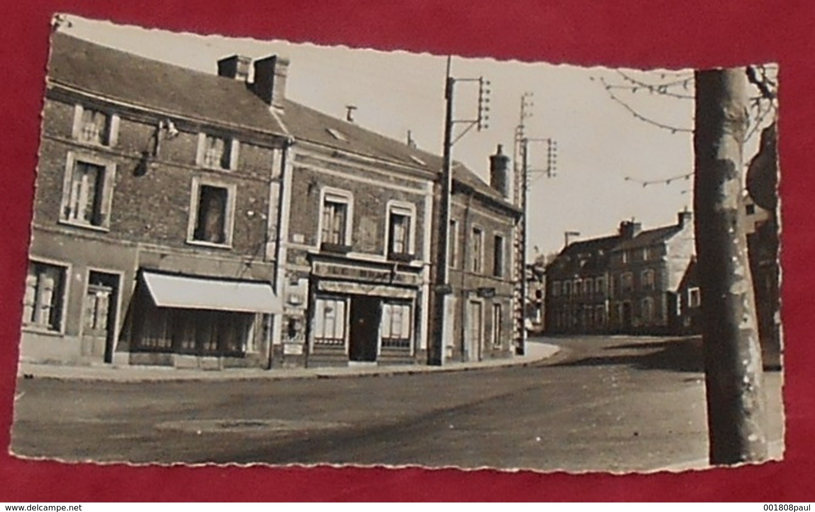 27 - Beaumont Le Roger - ( Eure ) - La Place Du Camp Fremont ------------- 484 - Beaumont-le-Roger