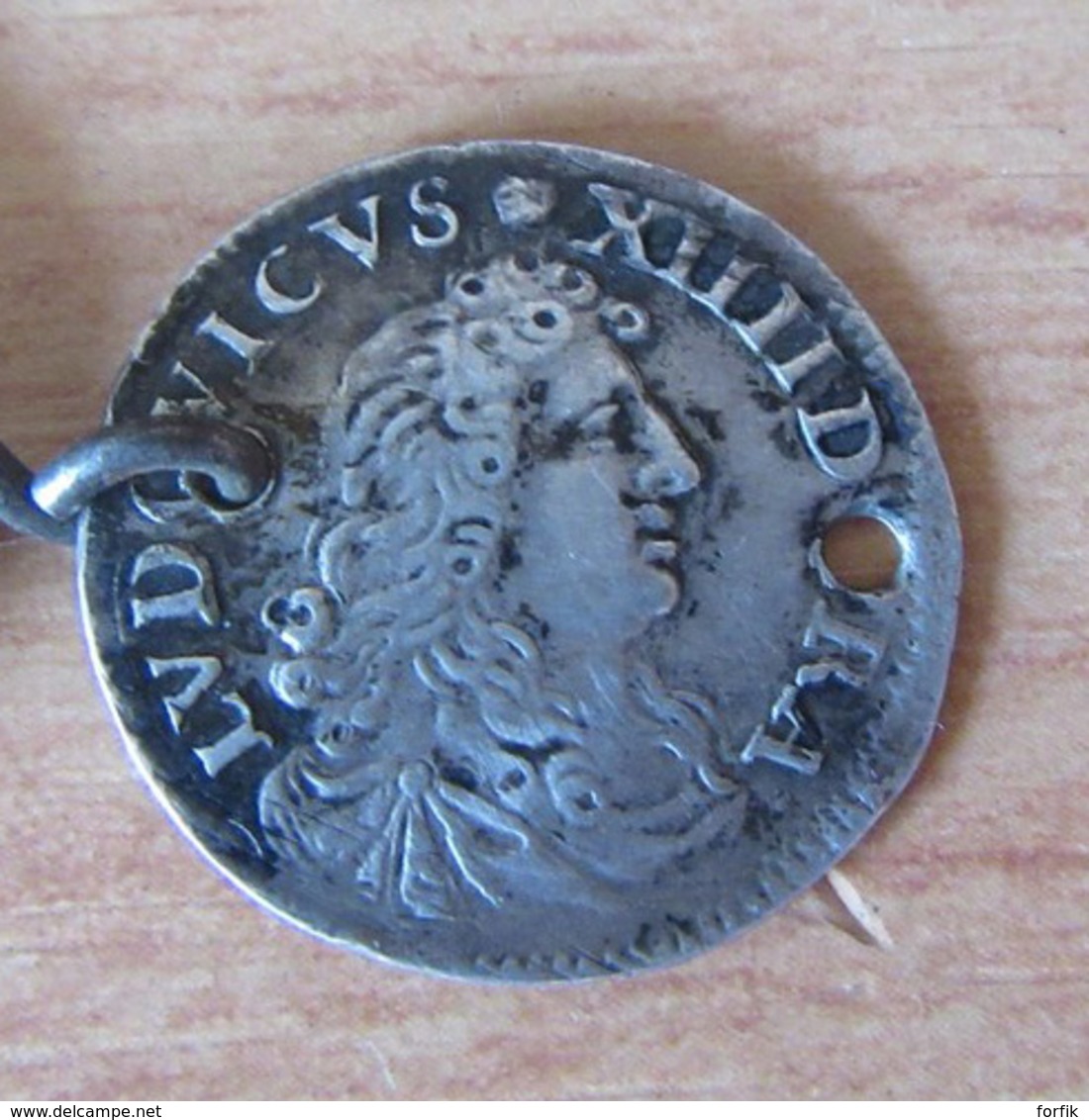 France - Chaîne de montre en métal composée de 5 Monnaies et jetons dont Louis XIV 4 sols Aux Traitants 1676 D