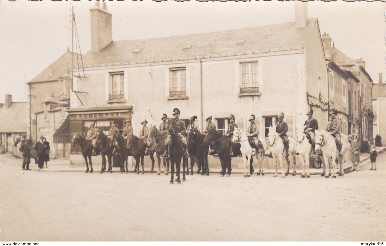 Carte-Photo Carnaval Cavaliers En Tenue Horlogerie Sautereau - Hotel Du Nord - Otros & Sin Clasificación