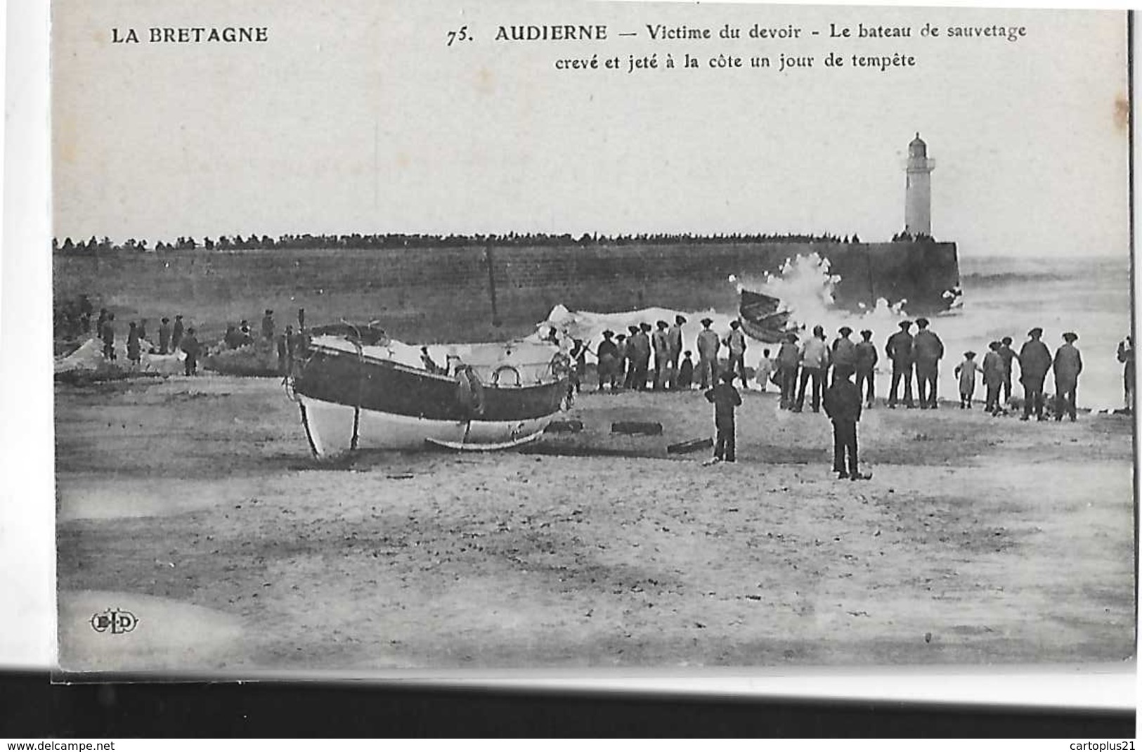 AUDIERNE N 75  BATEAU DE SAUVETAGE  CREVE ET JETE A LA COTE UN JOUR DE TEMPETE VICTIME DU DEVOIR DEPT 29 - Audierne