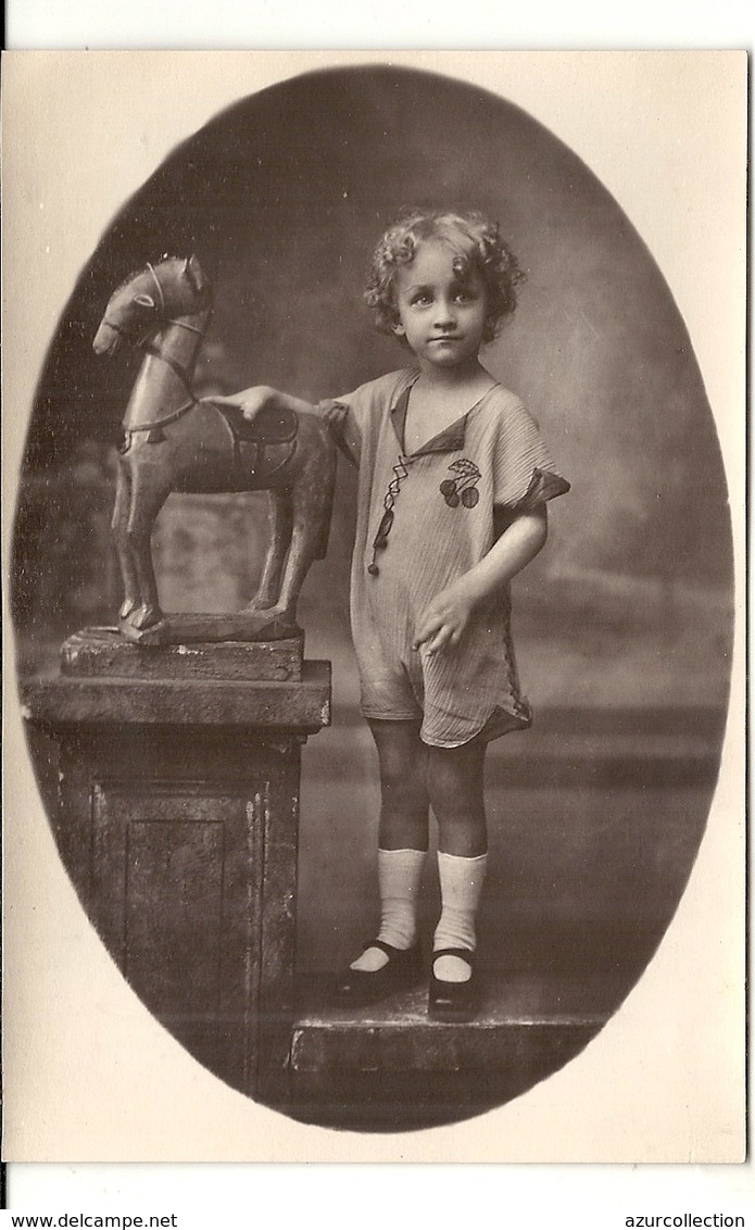 ENFANT ET SON JOUET . CHEVAL DE BOIS MONSTRUEUX - Objets