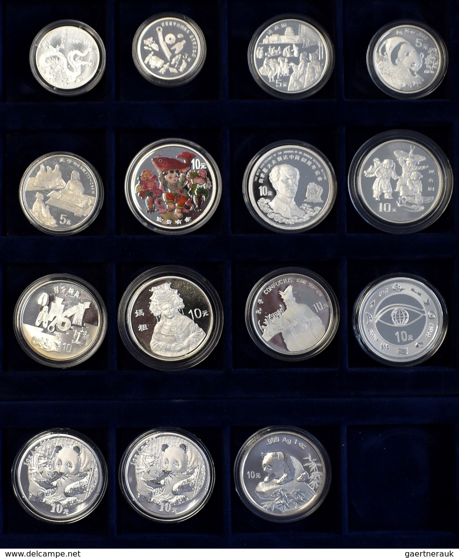 China - Volksrepublik: Lot 15 Diverse Chinesische Münzen, Dabei 3 Yuan 1992, 5 Yuan 1/2 OZ Panda, 10 - China