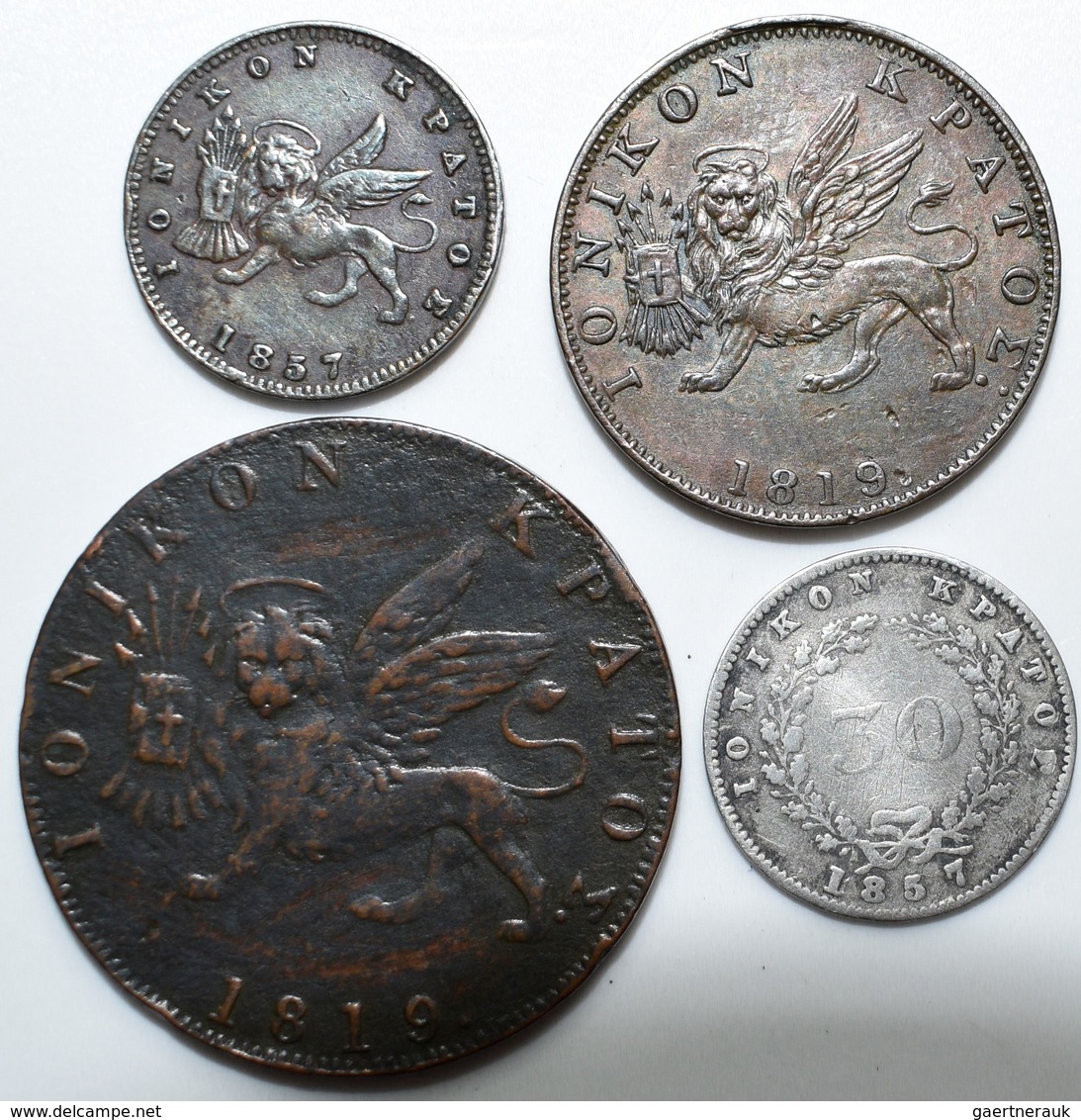 Griechenland: Ionische Inseln: Lot 4 Münzen, Dabei: 1 Lepton 1857 (KM# 34), 2 Lepta 1819 (KM#31), 1 - Grèce