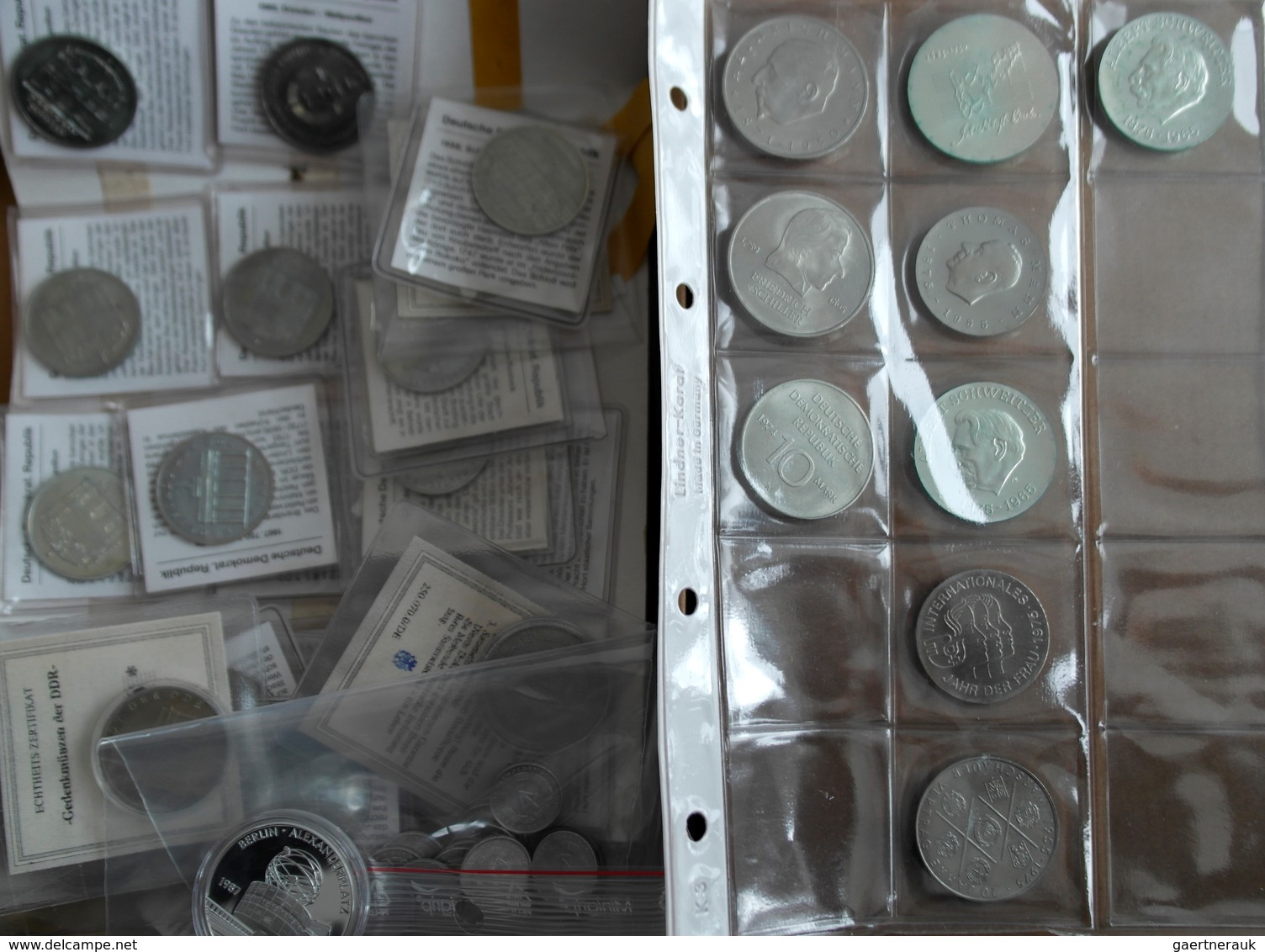 DDR: Eine Schachtel Mit über 40 Gedenkmünzen Sowie Ein Paar Umlaufmünzen Aus Der DDR, Dabei Auch 10 - Sonstige & Ohne Zuordnung