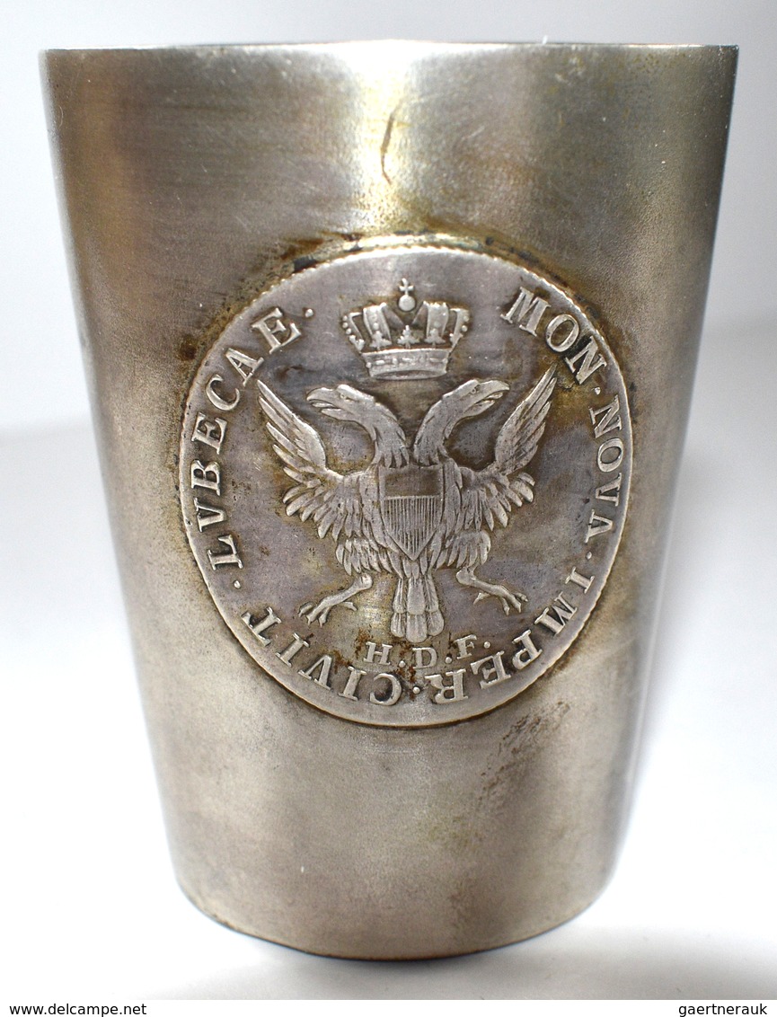 Varia, Sonstiges: Silberbecher Mit Eingefaßter Silbermünze " Lübeck 32 Schilling 1796", 75 Mm Hoch, - Other & Unclassified