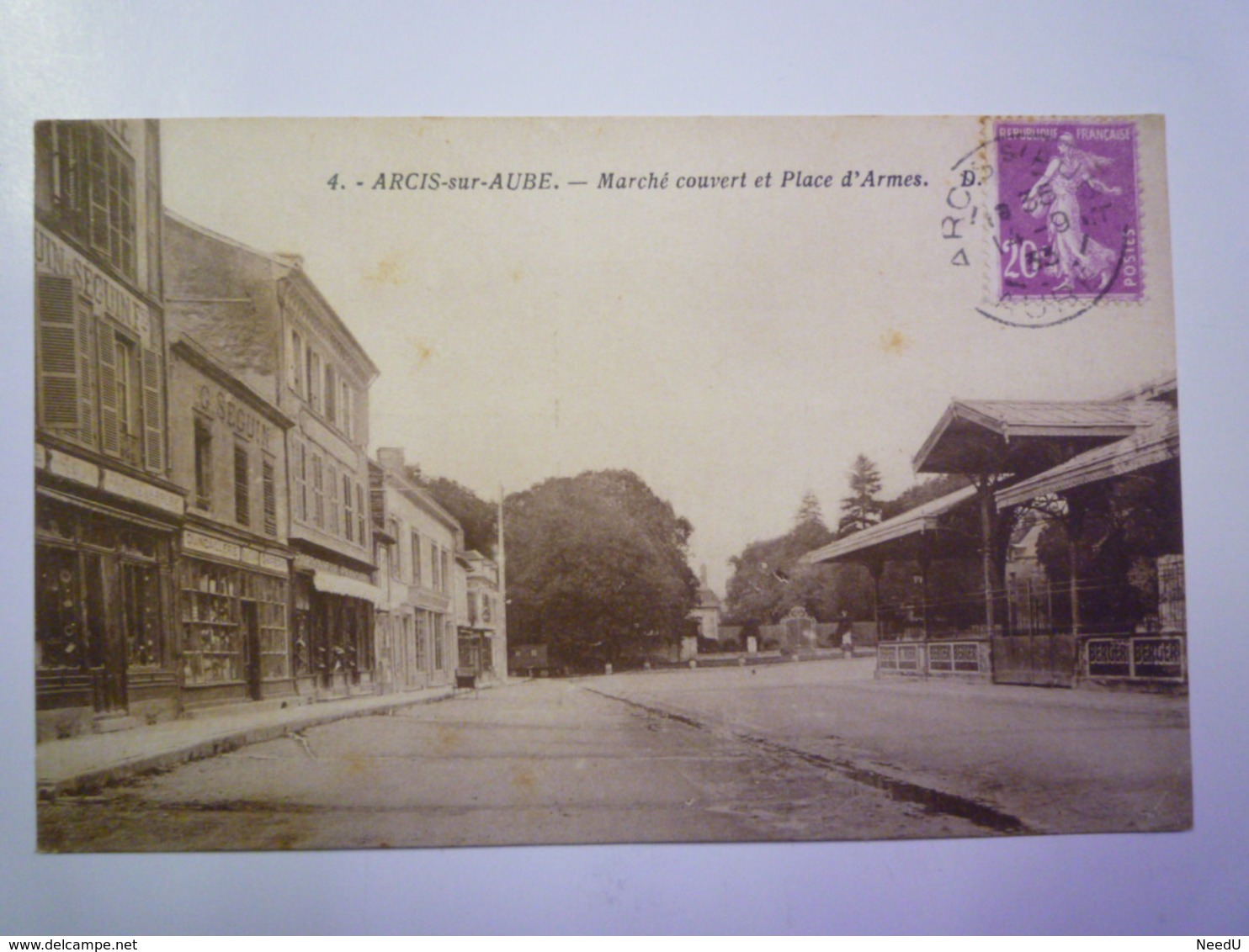 ARCIS-sur-AUBE  (Aube)  :  Marché Couvert Et Place D'Armes   1933    XXX - Arcis Sur Aube