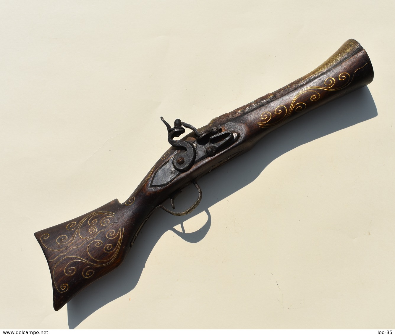Reproduction De Pistolet à Silex Style Oriental Ou Mexicain Décor De Nacre Et Fil De Laiton - Decorative Weapons