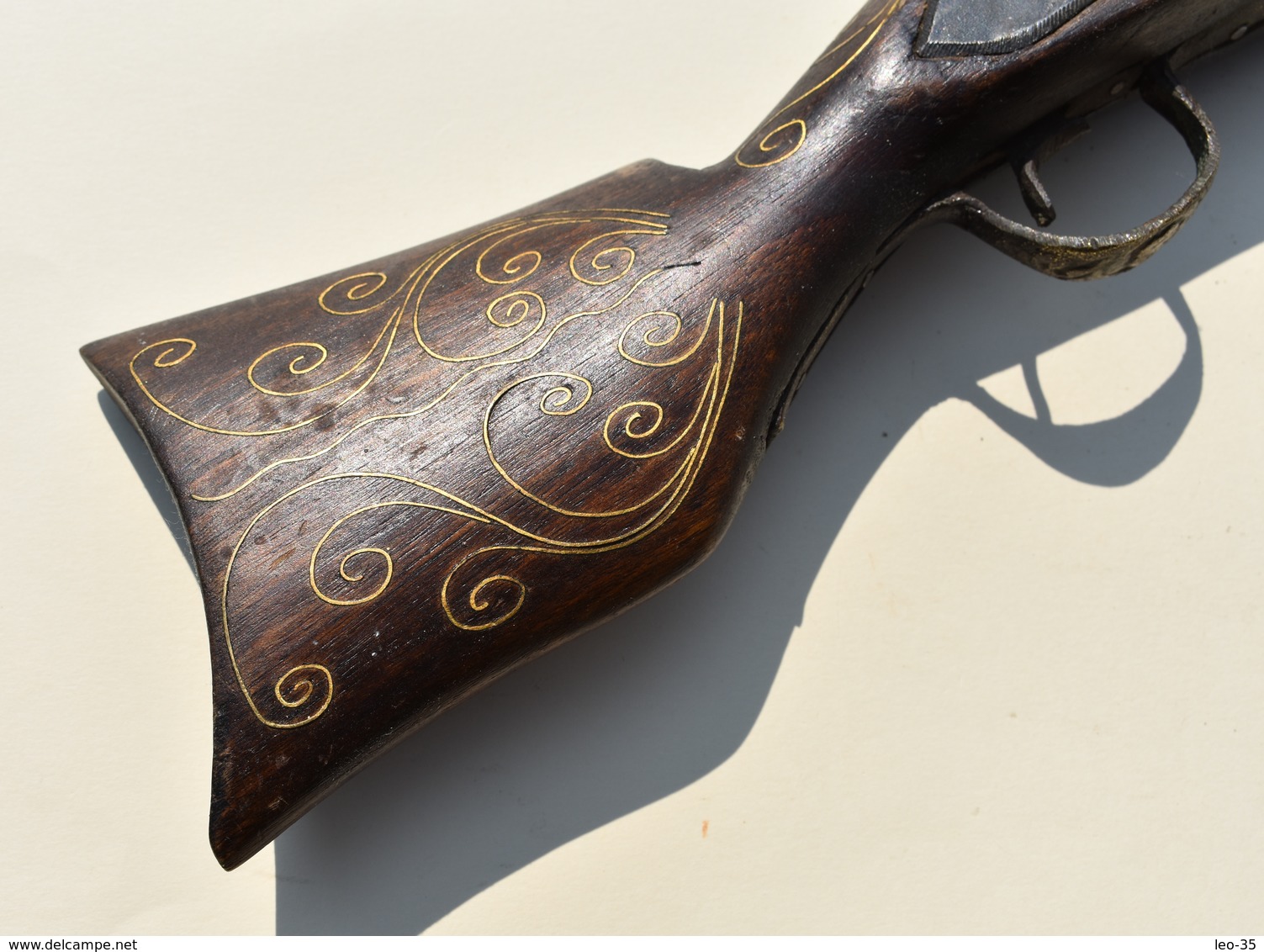 Reproduction De Pistolet à Silex Style Oriental Ou Mexicain Décor De Nacre Et Fil De Laiton - Armes Neutralisées