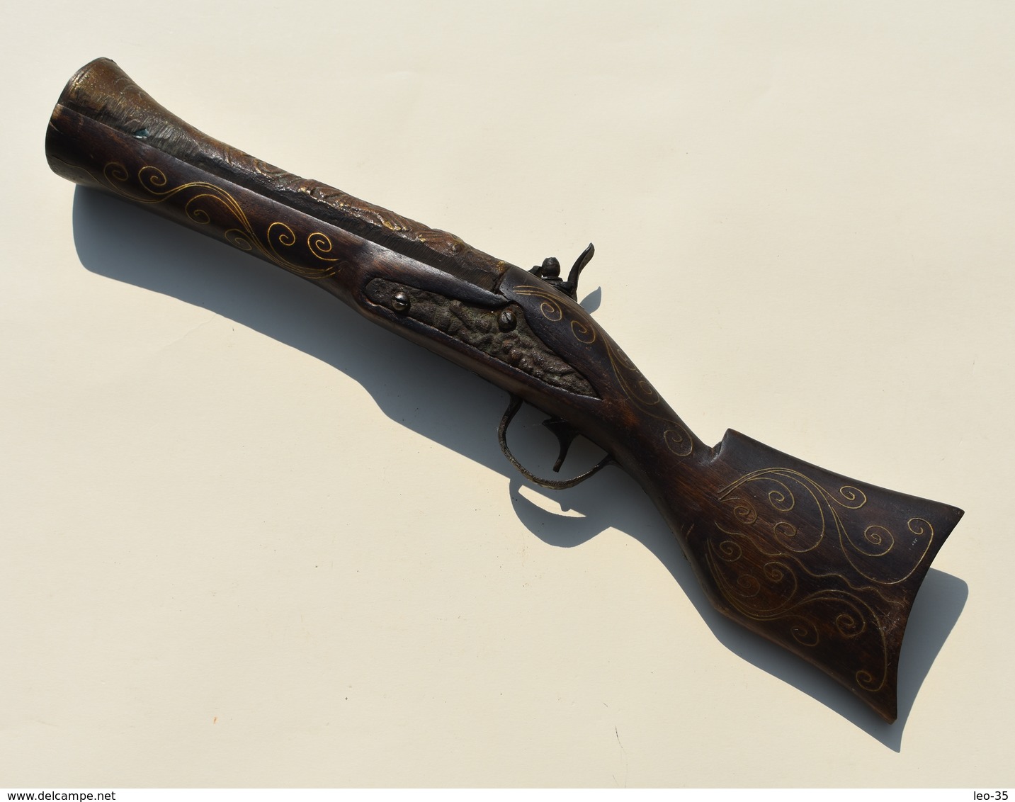 Reproduction De Pistolet à Silex Style Oriental Ou Mexicain Décor De Nacre Et Fil De Laiton - Armes Neutralisées