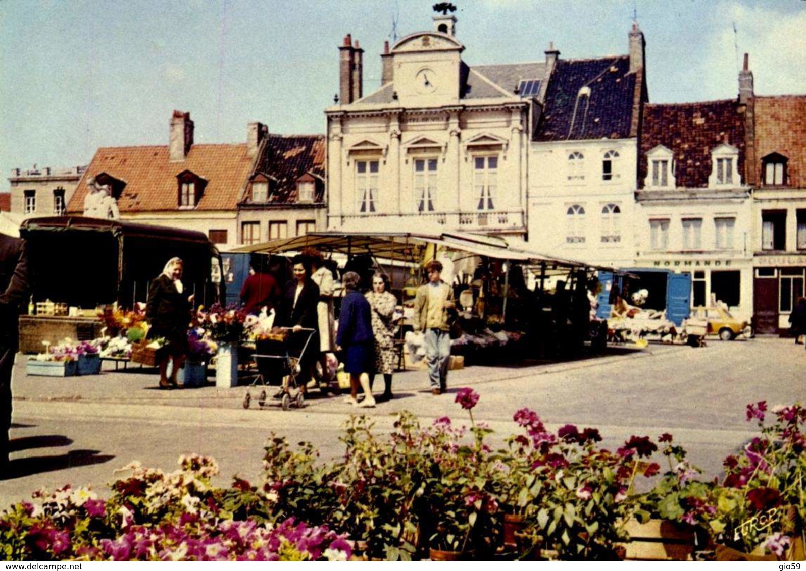 62 GUINES - PLACE FOCH LE JOUR DE MARCHE / A 350 - Guines