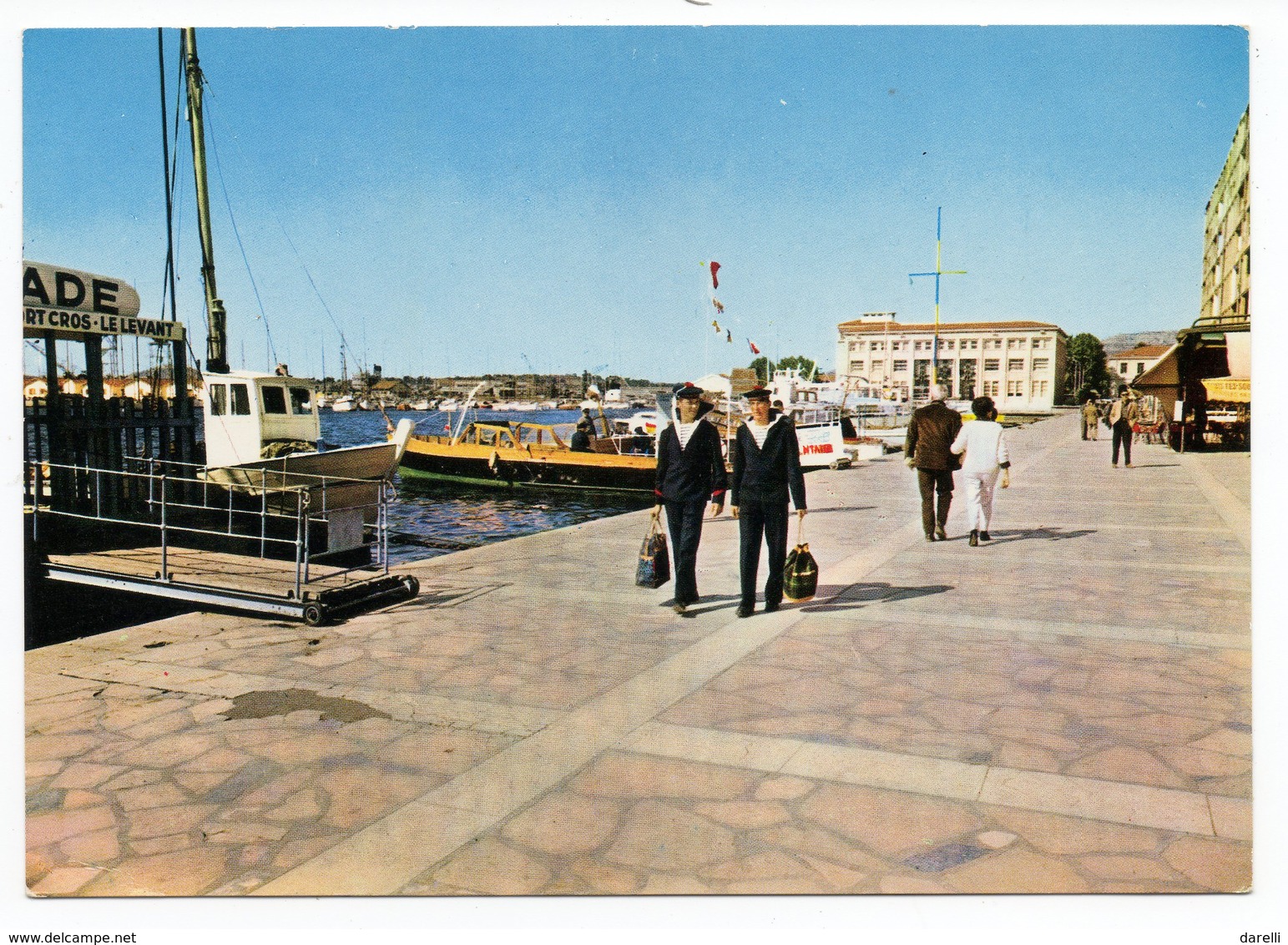 CP 83 -Toulon Sur Le Quai Du Port ( Marins) - écrite En 1968 - Toulon